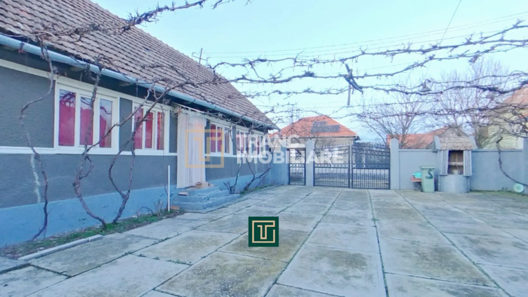 Casă cu 5 camere și teren de 1508 mp în Cermei, jud. Arad - Vă propunem spre vânzare o proprietate situată în satul Cermei, județul Arad, ideală pentru cei care își doresc o casă spațioasă, cu teren generos și posibilitatea de renovare după propriile preferințe.

Casa a fost construită în anul 1952 și este dispusă pe un singur nivel, având o suprafață utilă de 160 mp și o suprafață construită de 208 mp. Terenul aferent măsoară 1508 mp și beneficiază de un front stradal de 22 metri liniari, oferind spațiu suficient pentru grădină, activități gospodărești sau extindere.

Imobilul este format din trei corpuri de clădire, ceea ce permite o compartimentare flexibilă. Proprietatea dispune de 5 camere, dintre care 3 dormitoare și 2 sufragerii, o baie, spații de depozitare și o bucătărie de vară. În corpurile auxiliare se regăsesc camere suplimentare, utile pentru familie extinsă sau pentru amenajarea unor spații separate.

Încălzirea se realizează prin sobe de teracotă, iar apa caldă este asigurată prin boiler pe lemne. Casa este racordată la utilități: apă, curent electric, gaz la stradă și canalizare.

Proprietatea necesită renovări la nivelul pereților interiori și exteriori, însă structura este bună, oferind o bază solidă pentru modernizare.