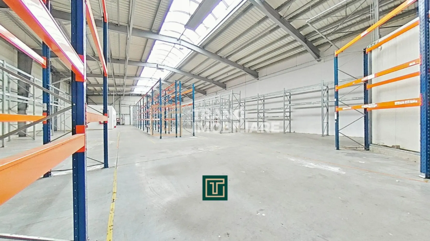 Hală industrială 824 mp de vânzare în Zona Industrială Sud Arad – acces rapid A1 - Comision 0% de la cumparator!

Vă propunem spre vânzare hală industrială modernă, situată în Zona Industrială Sud, cu acces rapid către Autostrada A1 – locație strategică pentru activități logistice, producție sau depozitare.

Construită în anul 2012, proprietatea are o suprafață construită de 856 mp și o suprafață utilă totală de 824 mp, din care aproximativ 730 mp reprezintă spațiu de depozitare. Zona administrativă (birouri, grupuri sanitare și vestiare) însumează 94 mp, fiind optim compartimentată pentru desfășurarea activităților operaționale.

Hala beneficiază de o înălțime utilă de 6,5 m (7,5 m la coamă), pardoseală din beton elicopterizat și sistem de încălzire cu aeroterme pe gaz. Dispune de 1 rampă de încărcare/descărcare acoperită la 1,2 m, 1 acces drive-in pentru TIR, 4 hidranți interiori și autorizație de securitate la incendiu.

Puterea instalată este de 39 kW, cu post trafo existent de 500 kW. Utilități complete: curent trifazic, apă, canalizare, gaz, subcontorizare individuală. Proprietatea este dotată cu sistem de alarmă, senzori de fum, supraveghere video și beneficiază de pază umană 7/7 (19:00–07:00).

În plus, sunt disponibile 5 locuri de parcare în fața halei și 27 locuri pe platforma pentru TIR-uri. O oportunitate excelentă pentru investiție sau dezvoltarea unei afaceri într-un pol industrial în plină expansiune.

Preț: 428000 euro + TVA 21%.

Pentru mai multe detalii sau pentru a programa o vizionare, te invit să mă contactezi.