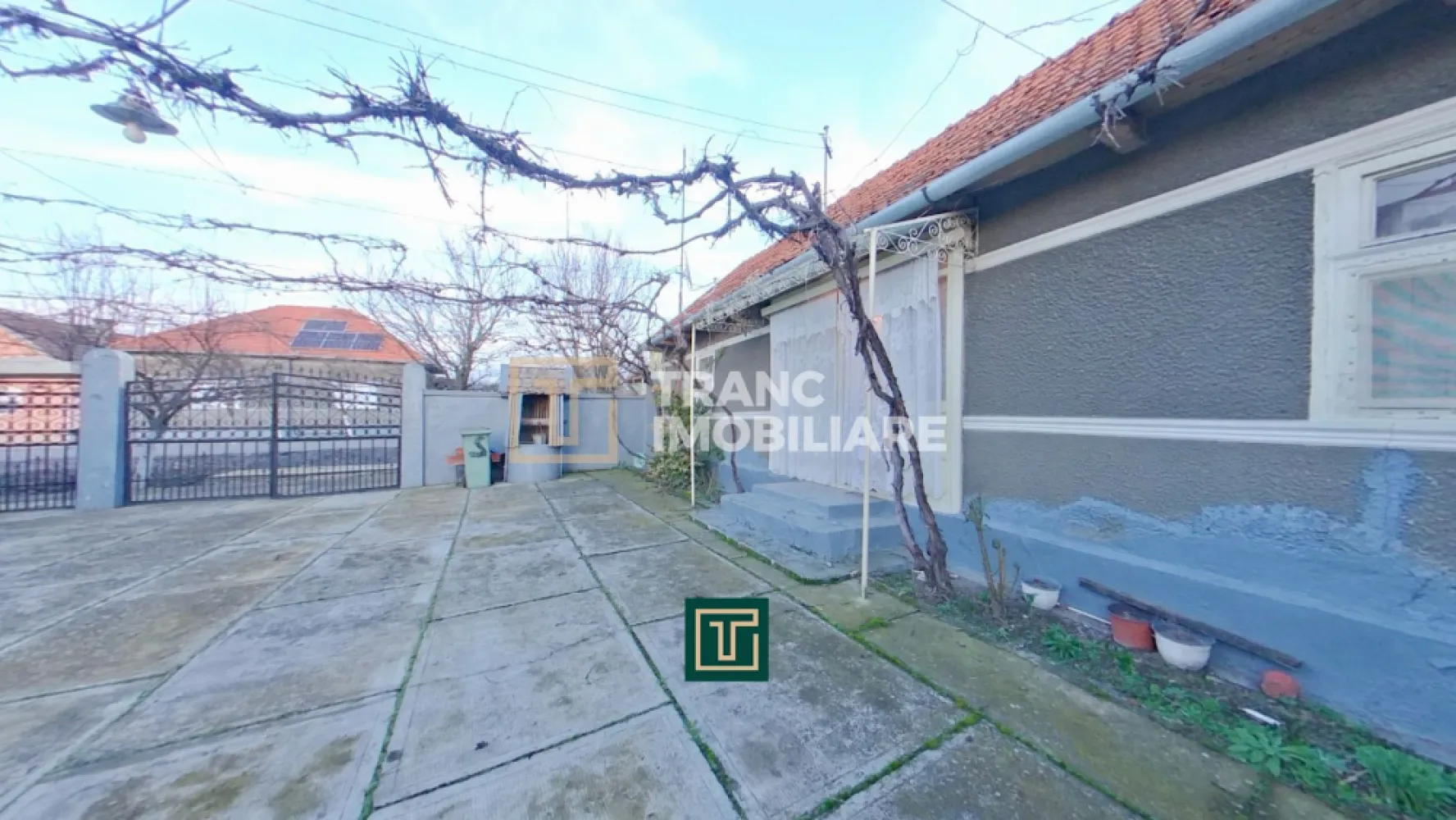 Casă cu 5 camere și teren de 1508 mp în Cermei, jud. Arad - Vă propunem spre vânzare o proprietate situată în satul Cermei, județul Arad, ideală pentru cei care își doresc o casă spațioasă, cu teren generos și posibilitatea de renovare după propriile preferințe.

Casa a fost construită în anul 1952 și este dispusă pe un singur nivel, având o suprafață utilă de 160 mp și o suprafață construită de 208 mp. Terenul aferent măsoară 1508 mp și beneficiază de un front stradal de 22 metri liniari, oferind spațiu suficient pentru grădină, activități gospodărești sau extindere.

Imobilul este format din trei corpuri de clădire, ceea ce permite o compartimentare flexibilă. Proprietatea dispune de 5 camere, dintre care 3 dormitoare și 2 sufragerii, o baie, spații de depozitare și o bucătărie de vară. În corpurile auxiliare se regăsesc camere suplimentare, utile pentru familie extinsă sau pentru amenajarea unor spații separate.

Încălzirea se realizează prin sobe de teracotă, iar apa caldă este asigurată prin boiler pe lemne. Casa este racordată la utilități: apă, curent electric, gaz la stradă și canalizare.

Proprietatea necesită renovări la nivelul pereților interiori și exteriori, însă structura este bună, oferind o bază solidă pentru modernizare.