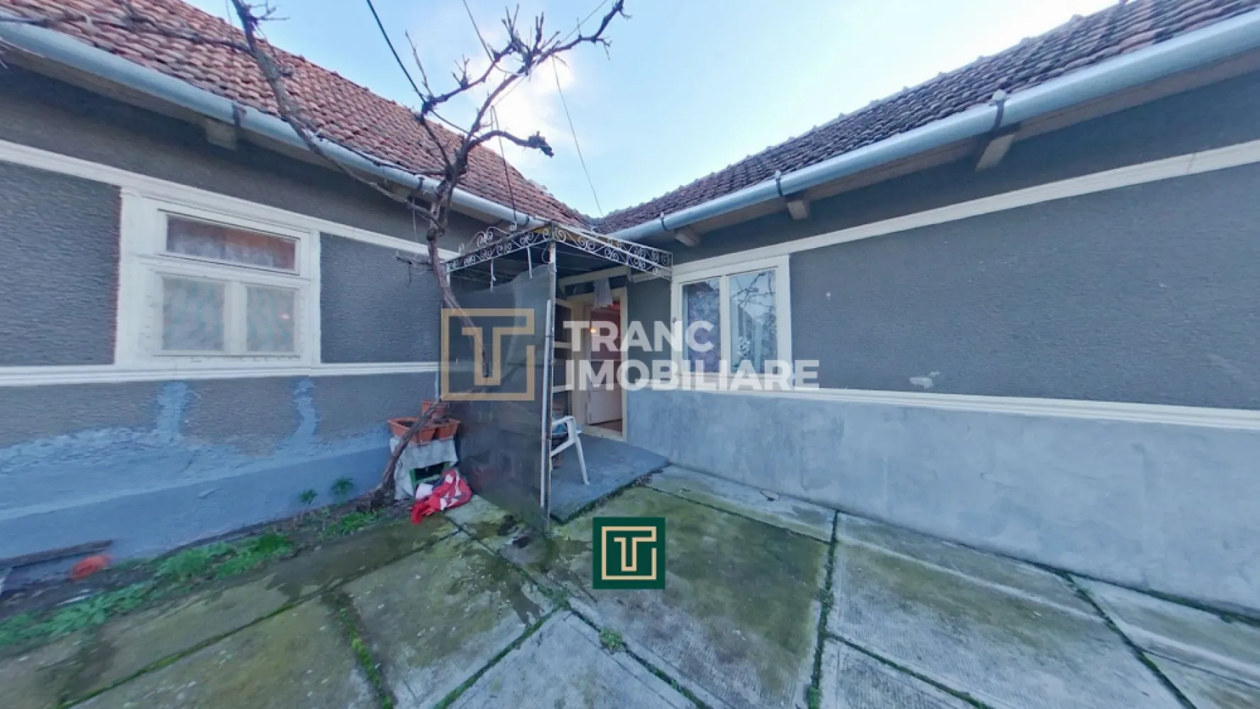 Casă cu 5 camere și teren de 1508 mp în Cermei, jud. Arad - Vă propunem spre vânzare o proprietate situată în satul Cermei, județul Arad, ideală pentru cei care își doresc o casă spațioasă, cu teren generos și posibilitatea de renovare după propriile preferințe.

Casa a fost construită în anul 1952 și este dispusă pe un singur nivel, având o suprafață utilă de 160 mp și o suprafață construită de 208 mp. Terenul aferent măsoară 1508 mp și beneficiază de un front stradal de 22 metri liniari, oferind spațiu suficient pentru grădină, activități gospodărești sau extindere.

Imobilul este format din trei corpuri de clădire, ceea ce permite o compartimentare flexibilă. Proprietatea dispune de 5 camere, dintre care 3 dormitoare și 2 sufragerii, o baie, spații de depozitare și o bucătărie de vară. În corpurile auxiliare se regăsesc camere suplimentare, utile pentru familie extinsă sau pentru amenajarea unor spații separate.

Încălzirea se realizează prin sobe de teracotă, iar apa caldă este asigurată prin boiler pe lemne. Casa este racordată la utilități: apă, curent electric, gaz la stradă și canalizare.

Proprietatea necesită renovări la nivelul pereților interiori și exteriori, însă structura este bună, oferind o bază solidă pentru modernizare.