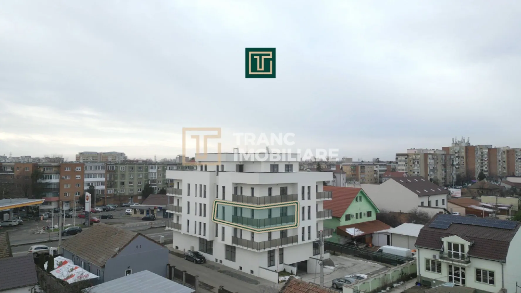 Apartament modern cu 3 camere in bloc nou in Micalaca zona Miorita - In continuare ne face o deosebită plăcere să îți prezentăm un apartament cu 3 camere într-un bloc nou și modern, cu lift, construit în 2023, poziționat pe Calea Radnei, în Micalaca, zona Miorița, vis-a-vis de Rompetrol, într-o zonă unde blocurile noi apar rar, iar proprietățile moderne, bine gândite, se vând repede. Apartamentul are 57 mp utili și un balcon generos de 14 mp, iar compartimentarea este exact genul acela care îți face viața mai ușoară zi de zi, fără spații irosite și fără compromisuri. În plus, blocul este dotat cu lift, un detaliu care contează enorm în confortul zilnic, indiferent de vârstă sau stilul tău de viață.

În interior te întâmpină o sufragerie luminoasă în open space cu bucătăria, un spațiu aerisit, modern, susținut de geamuri vitrate mari care lasă lumina naturală să intre exact cât trebuie. Holul de intrare și zona open-space sunt puse în valoare de un tavan decorat cu scafe și proiecții LED, pe care le poți seta în culorile pe care le dorești, astfel încât atmosfera să fie mereu adaptată stării tale: cald și relaxant seara, elegant când ai musafiri, discret când vrei liniște.

Confortul este completat de încălzirea prin pardoseală, asigurată de o centrală termică pe gaz, astfel încât ai o temperatură plăcută, uniformă, și control total asupra consumului și ambientului, exact cum își dorește cineva care vrea un apartament modern, făcut pentru viața reală.

Zona de noapte este clară și practică, ai un dormitor matrimonial pentru intimitate și odihnă și un dormitor pentru copil, perfect și ca dormitor, și ca spațiu de studiu sau birou, în funcție de nevoile tale. Parchetul este nou, premium, triplustratificat, iar asta se simte imediat, nu doar ca aspect, ci și ca senzație de confort.

Unul dintre punctele forte reale ale apartamentului este balconul, Cu 14 mp, pe două părți, cu acces atât din sufragerie, cât și din dormitorul matrimonial. Este acel tip de detaliu care schimbă complet felul în care folosești casa, pentru că ai un spațiu exterior real, conectat natural cu zona de zi și cu intimitatea dormitorului. Balconul este modern, cu rame de metal și sticlă, într-un design minimalist, plăcut și elegant, genul acela care arată bine și peste ani.

Baia este luminoasă, are duș și este completată de o oglindă luminată, un detaliu mic, dar care ridică imediat senzația de „nou” și de spațiu îngrijit, bine finisat.
Dacă îți dorești un apartament nou, modern, cu lumină naturală, încălzire în pardoseală, finisaje care se simt premium, un balcon mare cu design minimalist și o compartimentare practică pentru viața de zi cu zi, atunci merită să-l vezi pe viu. Pentru detalii și programarea unei vizionări, scrie-mi sau sună-mă.