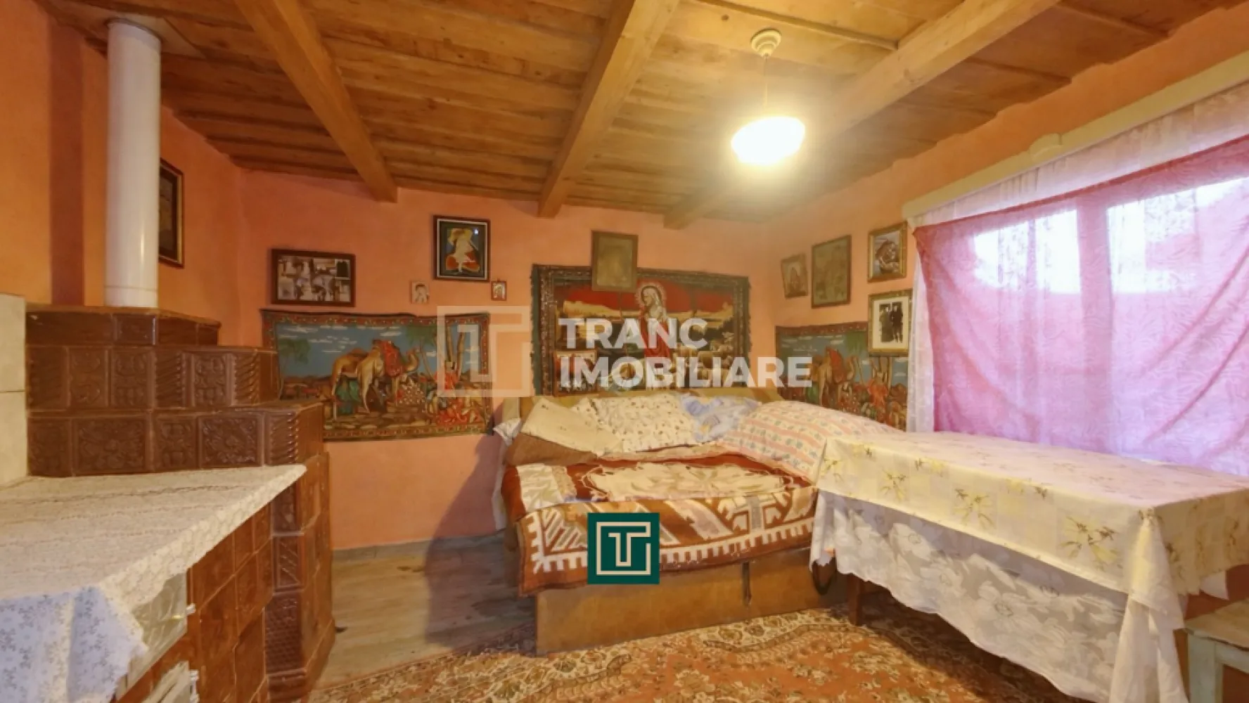 Casă cu 5 camere și teren de 1508 mp în Cermei, jud. Arad - Vă propunem spre vânzare o proprietate situată în satul Cermei, județul Arad, ideală pentru cei care își doresc o casă spațioasă, cu teren generos și posibilitatea de renovare după propriile preferințe.

Casa a fost construită în anul 1952 și este dispusă pe un singur nivel, având o suprafață utilă de 160 mp și o suprafață construită de 208 mp. Terenul aferent măsoară 1508 mp și beneficiază de un front stradal de 22 metri liniari, oferind spațiu suficient pentru grădină, activități gospodărești sau extindere.

Imobilul este format din trei corpuri de clădire, ceea ce permite o compartimentare flexibilă. Proprietatea dispune de 5 camere, dintre care 3 dormitoare și 2 sufragerii, o baie, spații de depozitare și o bucătărie de vară. În corpurile auxiliare se regăsesc camere suplimentare, utile pentru familie extinsă sau pentru amenajarea unor spații separate.

Încălzirea se realizează prin sobe de teracotă, iar apa caldă este asigurată prin boiler pe lemne. Casa este racordată la utilități: apă, curent electric, gaz la stradă și canalizare.

Proprietatea necesită renovări la nivelul pereților interiori și exteriori, însă structura este bună, oferind o bază solidă pentru modernizare.