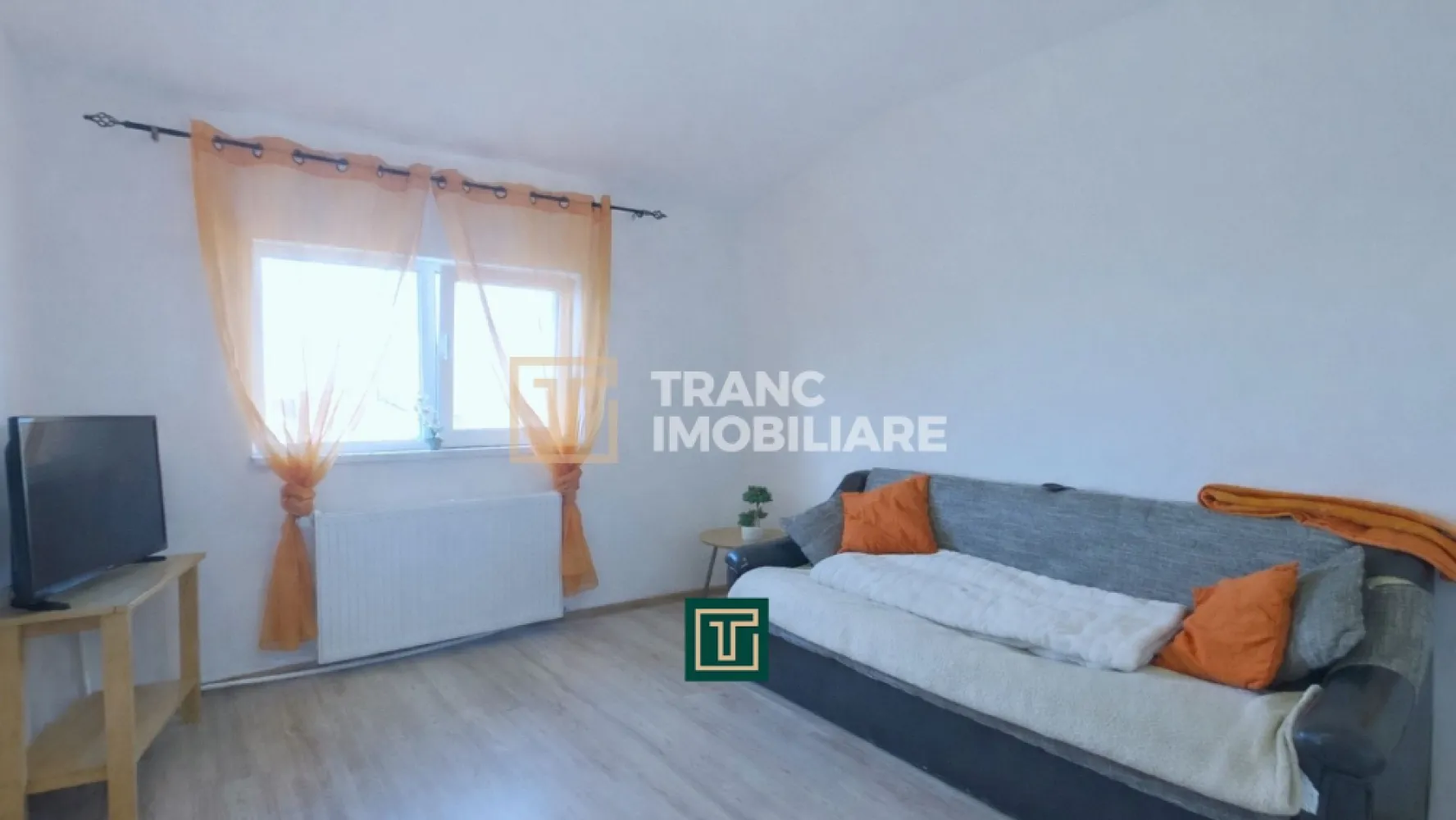 Apartament cu 1 cameră de vânzare – cartier Drăgășani, Arad - Vă prezentăm spre vânzare un apartament cochet cu 1 cameră, situat într-o zonă liniștită a orașului Arad, în cartierul Drăgășani. Zona este apreciată pentru atmosfera sa calmă, fiind formată atât din case, cât și din blocuri, oferind un echilibru plăcut între confort și accesibilitate.

Apartamentul are o suprafață utilă de 29 mp și o suprafață desfășurată de 43 mp, fiind compartimentat semidecomandat. Locuința este compusă din bucătărie open space cu zona de living, un dormitor și o baie, spațiul fiind organizat eficient pentru confortul zilnic.

Imobilul a fost construit în 2009, iar apartamentul se află la etajul 3 din 3, într-un bloc curat și liniștit. Clădirea beneficiază de izolație exterioară, iar acoperișul este nou, realizat din țiglă și aflat în garanție. Pentru un confort termic sporit, tavanul apartamentului este izolat cu vată bazaltică, contribuind la menținerea unei temperaturi plăcute pe tot parcursul anului.

Locuința se vinde mobilată și utilată, fiind pregătită pentru mutare imediată. De asemenea, dispune de centrală termică proprie, instalată în urmă cu aproximativ 3 ani, ceea ce ajută la menținerea unor costuri reduse de întreținere.

Poziționarea este foarte bună, la aproximativ 10 minute cu mașina de Teatrul Clasic Ioan Slavici și de Catedrala Sfânta Treime din Arad, iar accesul către mijloacele de transport, magazine, parc, biserică și stație de tramvai este rapid.

Pentru mai multe detalii sau programarea unei vizionări, vă stăm cu drag la dispoziție.