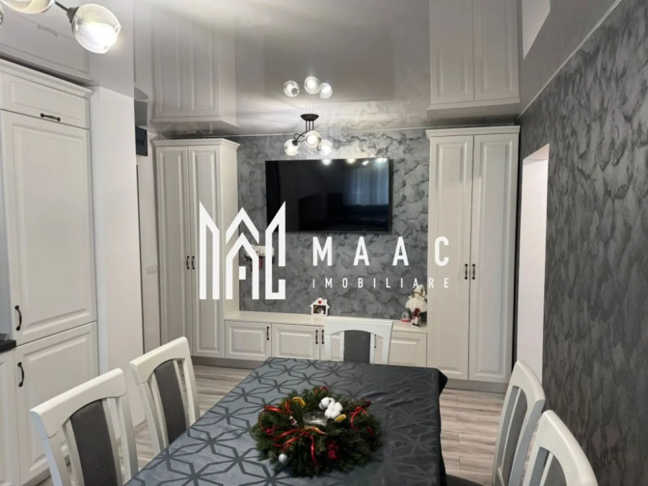 Apartament 2 camere | 54 Mp | Marsa - MAAC Imobiliare vă oferă spre vânzare un apartament modern și complet renovat, situat în Mârșa. Apartamentul dispune de: 2 dormitoare spațioase 1 baie elegantă Living generos, open space cu bucătărie complet utilată Îmbunătățiri și dotări deosebite: Renovare totală, cu finisaje de calitate superioară Mobilat și utilat complet, gata pentru a fi locuit Instalație electrică și sanitară complet noi Feronerie termopană pentru izolație fonică și termică optimă Izolație termică exterioară, ce asigură eficiență energetică Centrala termică proprie pentru confortul termic ideal Acest apartament reprezintă alegerea ideală pentru cei care doresc confort și siguranță într-o locație liniștită, dar accesibilă. Vă invităm să îl vizionați și să descoperiți toate avantajele acestui imobil. Vă rugăm să ne contactați pentru mai multe detalii sau pentru a programa o vizionare specificand ID:CP2301384 }}
