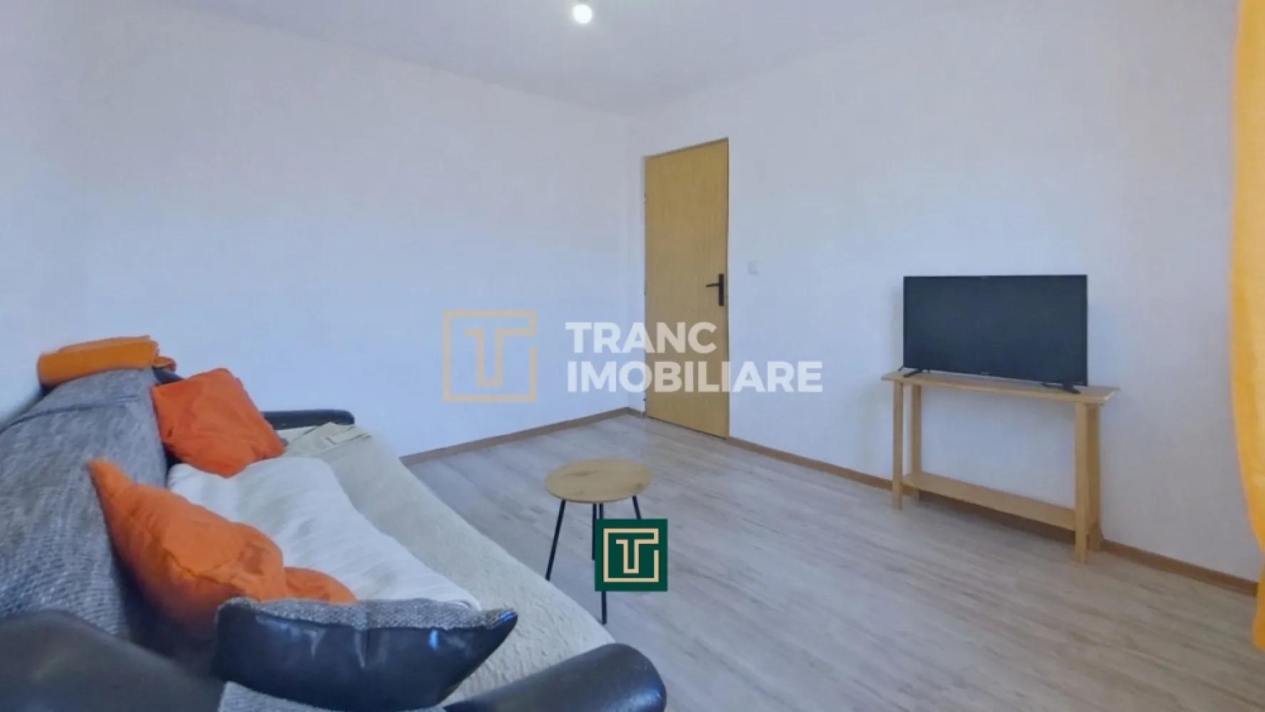 Apartament cu 1 cameră de vânzare – cartier Drăgășani, Arad - Vă prezentăm spre vânzare un apartament cochet cu 1 cameră, situat într-o zonă liniștită a orașului Arad, în cartierul Drăgășani. Zona este apreciată pentru atmosfera sa calmă, fiind formată atât din case, cât și din blocuri, oferind un echilibru plăcut între confort și accesibilitate.

Apartamentul are o suprafață utilă de 29 mp și o suprafață desfășurată de 43 mp, fiind compartimentat semidecomandat. Locuința este compusă din bucătărie open space cu zona de living, un dormitor și o baie, spațiul fiind organizat eficient pentru confortul zilnic.

Imobilul a fost construit în 2009, iar apartamentul se află la etajul 3 din 3, într-un bloc curat și liniștit. Clădirea beneficiază de izolație exterioară, iar acoperișul este nou, realizat din țiglă și aflat în garanție. Pentru un confort termic sporit, tavanul apartamentului este izolat cu vată bazaltică, contribuind la menținerea unei temperaturi plăcute pe tot parcursul anului.

Locuința se vinde mobilată și utilată, fiind pregătită pentru mutare imediată. De asemenea, dispune de centrală termică proprie, instalată în urmă cu aproximativ 3 ani, ceea ce ajută la menținerea unor costuri reduse de întreținere.

Poziționarea este foarte bună, la aproximativ 10 minute cu mașina de Teatrul Clasic Ioan Slavici și de Catedrala Sfânta Treime din Arad, iar accesul către mijloacele de transport, magazine, parc, biserică și stație de tramvai este rapid.

Pentru mai multe detalii sau programarea unei vizionări, vă stăm cu drag la dispoziție.