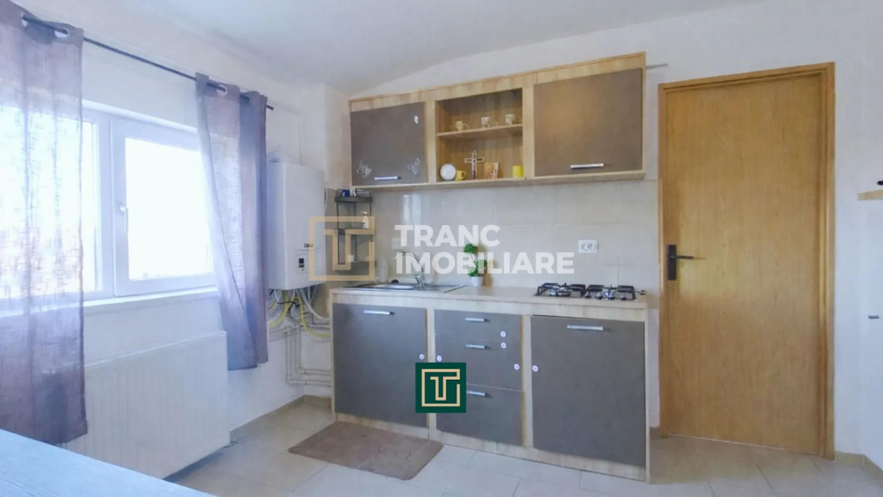 Apartament cu 1 cameră de vânzare – cartier Drăgășani, Arad - Vă prezentăm spre vânzare un apartament cochet cu 1 cameră, situat într-o zonă liniștită a orașului Arad, în cartierul Drăgășani. Zona este apreciată pentru atmosfera sa calmă, fiind formată atât din case, cât și din blocuri, oferind un echilibru plăcut între confort și accesibilitate.

Apartamentul are o suprafață utilă de 29 mp și o suprafață desfășurată de 43 mp, fiind compartimentat semidecomandat. Locuința este compusă din bucătărie open space cu zona de living, un dormitor și o baie, spațiul fiind organizat eficient pentru confortul zilnic.

Imobilul a fost construit în 2009, iar apartamentul se află la etajul 3 din 3, într-un bloc curat și liniștit. Clădirea beneficiază de izolație exterioară, iar acoperișul este nou, realizat din țiglă și aflat în garanție. Pentru un confort termic sporit, tavanul apartamentului este izolat cu vată bazaltică, contribuind la menținerea unei temperaturi plăcute pe tot parcursul anului.

Locuința se vinde mobilată și utilată, fiind pregătită pentru mutare imediată. De asemenea, dispune de centrală termică proprie, instalată în urmă cu aproximativ 3 ani, ceea ce ajută la menținerea unor costuri reduse de întreținere.

Poziționarea este foarte bună, la aproximativ 10 minute cu mașina de Teatrul Clasic Ioan Slavici și de Catedrala Sfânta Treime din Arad, iar accesul către mijloacele de transport, magazine, parc, biserică și stație de tramvai este rapid.

Pentru mai multe detalii sau programarea unei vizionări, vă stăm cu drag la dispoziție.