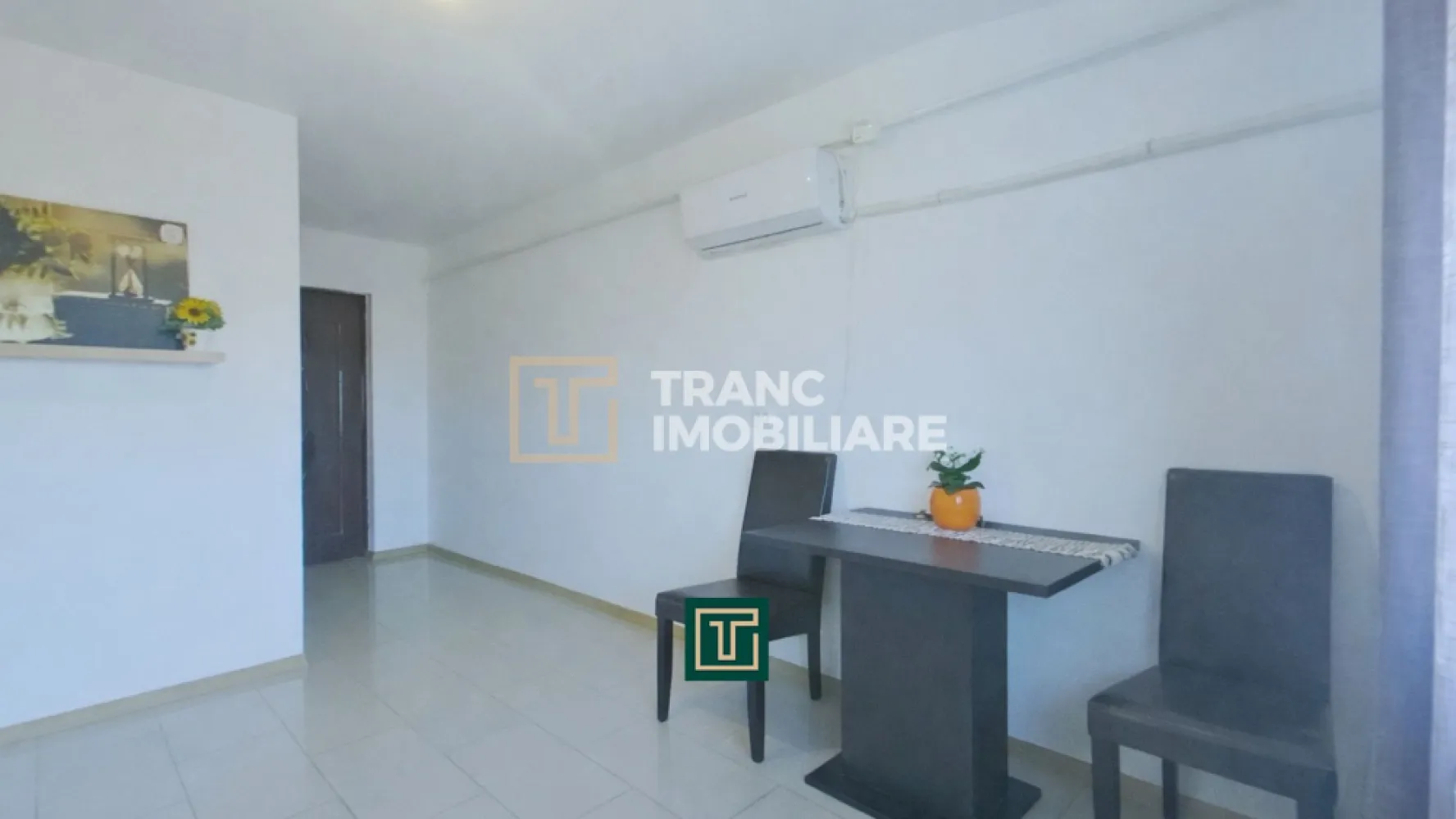 Apartament cu 1 cameră de vânzare – cartier Drăgășani, Arad - Vă prezentăm spre vânzare un apartament cochet cu 1 cameră, situat într-o zonă liniștită a orașului Arad, în cartierul Drăgășani. Zona este apreciată pentru atmosfera sa calmă, fiind formată atât din case, cât și din blocuri, oferind un echilibru plăcut între confort și accesibilitate.

Apartamentul are o suprafață utilă de 29 mp și o suprafață desfășurată de 43 mp, fiind compartimentat semidecomandat. Locuința este compusă din bucătărie open space cu zona de living, un dormitor și o baie, spațiul fiind organizat eficient pentru confortul zilnic.

Imobilul a fost construit în 2009, iar apartamentul se află la etajul 3 din 3, într-un bloc curat și liniștit. Clădirea beneficiază de izolație exterioară, iar acoperișul este nou, realizat din țiglă și aflat în garanție. Pentru un confort termic sporit, tavanul apartamentului este izolat cu vată bazaltică, contribuind la menținerea unei temperaturi plăcute pe tot parcursul anului.

Locuința se vinde mobilată și utilată, fiind pregătită pentru mutare imediată. De asemenea, dispune de centrală termică proprie, instalată în urmă cu aproximativ 3 ani, ceea ce ajută la menținerea unor costuri reduse de întreținere.

Poziționarea este foarte bună, la aproximativ 10 minute cu mașina de Teatrul Clasic Ioan Slavici și de Catedrala Sfânta Treime din Arad, iar accesul către mijloacele de transport, magazine, parc, biserică și stație de tramvai este rapid.

Pentru mai multe detalii sau programarea unei vizionări, vă stăm cu drag la dispoziție.