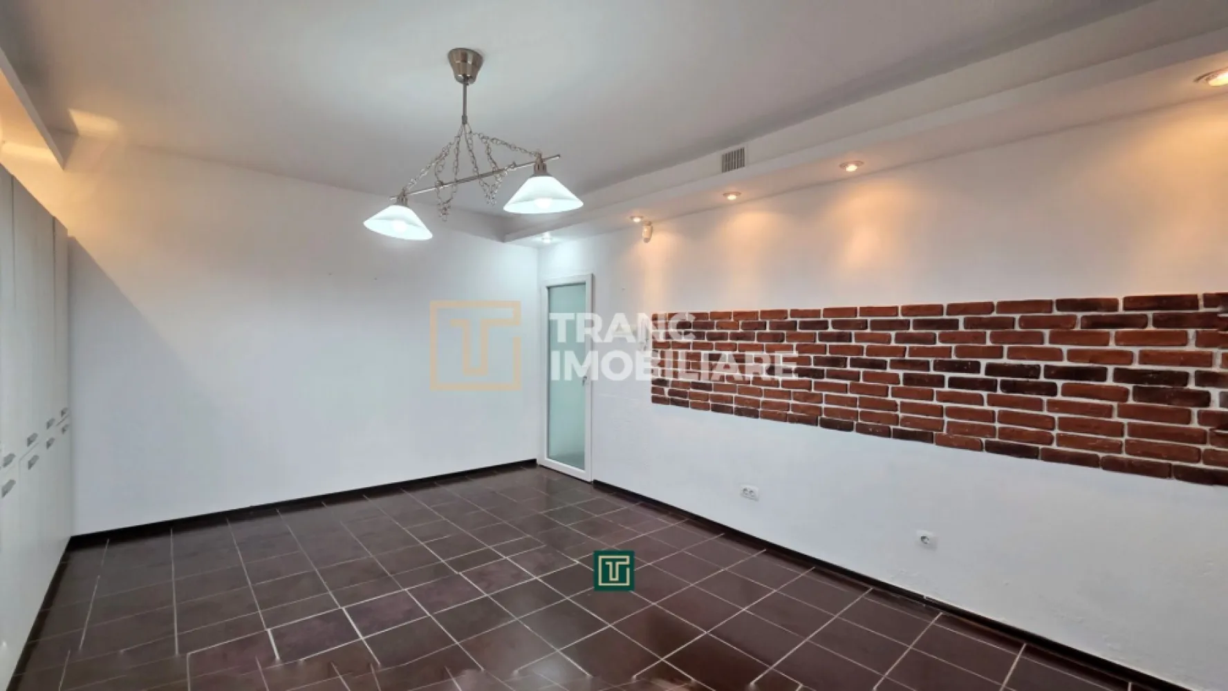 Apartament 1 cameră de închiriat ultracentral – ideal pentru birou,Timisoara - Vă propunem spre închiriere un apartament cu 1 cameră, situat în zona centrală a orașului Timișoara, ideal pentru desfășurarea unor activități de birou.

Locuința are o suprafață utilă de 45 mp (53 mp construiți) și este compartimentată decomandat: cameră spațioasă, bucătărie separată și baie. Apartamentul este situat la demisolul unei clădiri cu 4 nivele, construită în 1977, și a fost complet renovat în anul 2025, oferind un ambient curat și primitor.

Printre dotări se regăsesc centrala termică pe curent, calorifere din aluminiu și curent trifazic, fiind astfel potrivit inclusiv pentru activități profesionale sau birouri. Spațiul este bine întreținut și pregătit pentru mutare imediată.

Poziționarea este unul dintre cele mai mari avantaje: la doar câțiva pași de puncte de interes precum Catedrala Mitropolitană din Timișoara, instituții de învățământ, farmacii, restaurante, magazine și mijloace de transport în comun. Accesul rapid către toate facilitățile urbane face din acest apartament o alegere excelentă.

Ideal pentru o persoană sau pentru activități de birou, acest spațiu oferă o combinație perfectă între locație premium și funcționalitate.