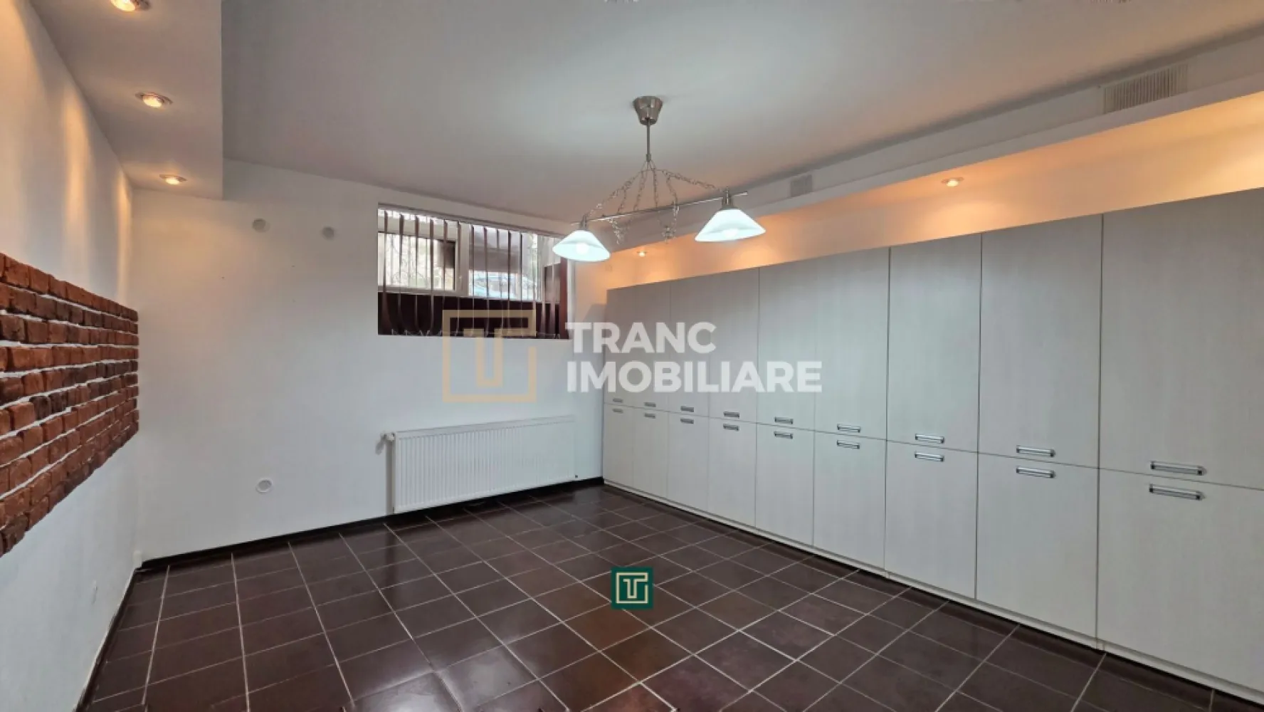 Apartament 1 cameră de închiriat ultracentral – ideal pentru birou,Timisoara - Vă propunem spre închiriere un apartament cu 1 cameră, situat în zona centrală a orașului Timișoara, ideal pentru desfășurarea unor activități de birou.

Locuința are o suprafață utilă de 45 mp (53 mp construiți) și este compartimentată decomandat: cameră spațioasă, bucătărie separată și baie. Apartamentul este situat la demisolul unei clădiri cu 4 nivele, construită în 1977, și a fost complet renovat în anul 2025, oferind un ambient curat și primitor.

Printre dotări se regăsesc centrala termică pe curent, calorifere din aluminiu și curent trifazic, fiind astfel potrivit inclusiv pentru activități profesionale sau birouri. Spațiul este bine întreținut și pregătit pentru mutare imediată.

Poziționarea este unul dintre cele mai mari avantaje: la doar câțiva pași de puncte de interes precum Catedrala Mitropolitană din Timișoara, instituții de învățământ, farmacii, restaurante, magazine și mijloace de transport în comun. Accesul rapid către toate facilitățile urbane face din acest apartament o alegere excelentă.

Ideal pentru o persoană sau pentru activități de birou, acest spațiu oferă o combinație perfectă între locație premium și funcționalitate.