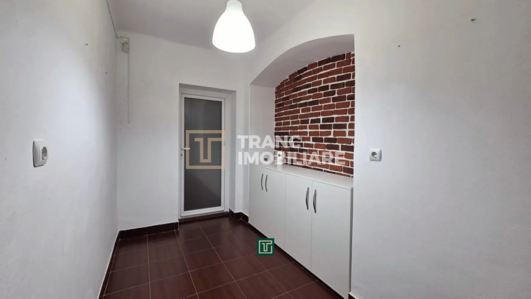 Apartament 1 cameră de închiriat ultracentral – ideal pentru birou,Timisoara - Vă propunem spre închiriere un apartament cu 1 cameră, situat în zona centrală a orașului Timișoara, ideal pentru desfășurarea unor activități de birou.

Locuința are o suprafață utilă de 45 mp (53 mp construiți) și este compartimentată decomandat: cameră spațioasă, bucătărie separată și baie. Apartamentul este situat la demisolul unei clădiri cu 4 nivele, construită în 1977, și a fost complet renovat în anul 2025, oferind un ambient curat și primitor.

Printre dotări se regăsesc centrala termică pe curent, calorifere din aluminiu și curent trifazic, fiind astfel potrivit inclusiv pentru activități profesionale sau birouri. Spațiul este bine întreținut și pregătit pentru mutare imediată.

Poziționarea este unul dintre cele mai mari avantaje: la doar câțiva pași de puncte de interes precum Catedrala Mitropolitană din Timișoara, instituții de învățământ, farmacii, restaurante, magazine și mijloace de transport în comun. Accesul rapid către toate facilitățile urbane face din acest apartament o alegere excelentă.

Ideal pentru o persoană sau pentru activități de birou, acest spațiu oferă o combinație perfectă între locație premium și funcționalitate.