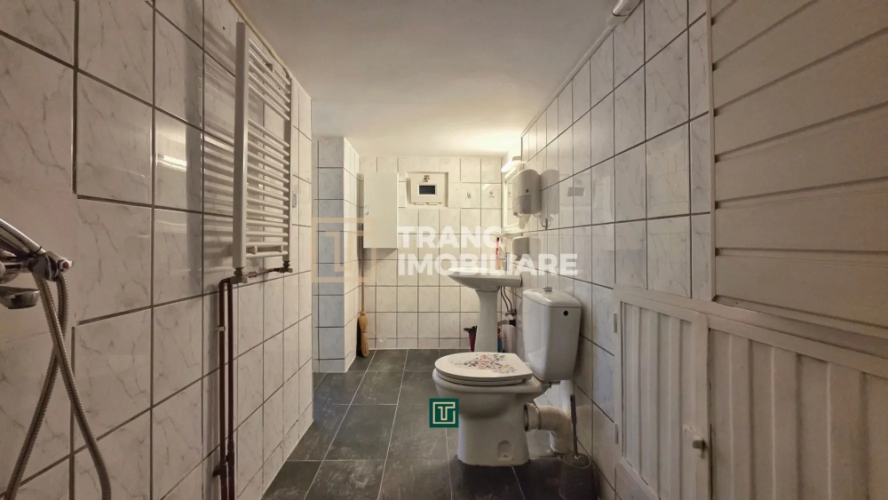 Apartament 1 cameră de închiriat ultracentral – ideal pentru birou,Timisoara - Vă propunem spre închiriere un apartament cu 1 cameră, situat în zona centrală a orașului Timișoara, ideal pentru desfășurarea unor activități de birou.

Locuința are o suprafață utilă de 45 mp (53 mp construiți) și este compartimentată decomandat: cameră spațioasă, bucătărie separată și baie. Apartamentul este situat la demisolul unei clădiri cu 4 nivele, construită în 1977, și a fost complet renovat în anul 2025, oferind un ambient curat și primitor.

Printre dotări se regăsesc centrala termică pe curent, calorifere din aluminiu și curent trifazic, fiind astfel potrivit inclusiv pentru activități profesionale sau birouri. Spațiul este bine întreținut și pregătit pentru mutare imediată.

Poziționarea este unul dintre cele mai mari avantaje: la doar câțiva pași de puncte de interes precum Catedrala Mitropolitană din Timișoara, instituții de învățământ, farmacii, restaurante, magazine și mijloace de transport în comun. Accesul rapid către toate facilitățile urbane face din acest apartament o alegere excelentă.

Ideal pentru o persoană sau pentru activități de birou, acest spațiu oferă o combinație perfectă între locație premium și funcționalitate.