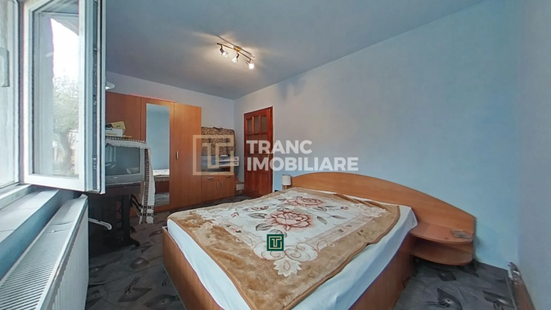 Apartament spațios cu 3 camere de vânzare în Arad – zona Micălaca, Miorița - Vă propunem spre vânzare un apartament cu 3 camere, situat într-una dintre cele mai apreciate zone din Arad, în cartierul Micălaca – zona Miorița, recunoscută pentru liniște și acces facil către toate punctele de interes.

Locuința are o suprafață utilă de 77 mp și o suprafață construită de 94 mp, fiind compartimentată decomandat, oferind un confort ridicat și o organizare eficientă a spațiului. Apartamentul este compus din două dormitoare, un living generos, bucătărie separată, două băi și un balcon, fiind ideal pentru o familie sau pentru investiție.

Un mare avantaj al proprietății este poziționarea la parter, într-un bloc cu regim de înălțime P+4, precum și faptul că beneficiază de vedere pe trei părți, ceea ce asigură lumină naturală pe tot parcursul zilei. În plus, apartamentul dispune de scurgere separată față de restul blocului, un detaliu important pentru confort și siguranță.

Imobilul este dotat cu centrală termică proprie pe gaz și oferă spațiu generos, însă necesită unele cosmetizări, ceea ce oferă viitorului proprietar posibilitatea de a-l amenaja după propriul gust.

Zona este excelentă, având în apropiere benzinării, biserici, farmacii, hypermarketuri, magazine, sală de fitness, spălătorii și stații de tramvai, toate la câteva minute distanță.

O oportunitate foarte bună pentru locuit sau investiție, într-o zonă căutată din oraș!