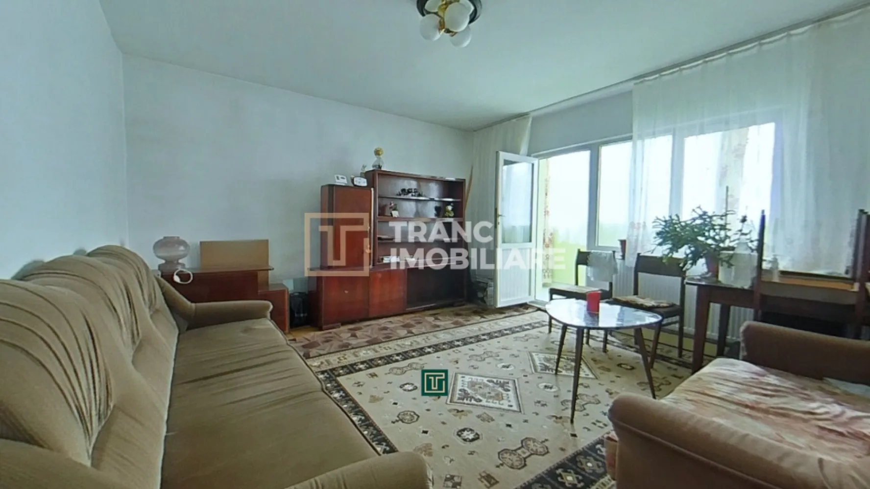 Apartament spațios cu 3 camere de vânzare în Arad – zona Micălaca, Miorița - Vă propunem spre vânzare un apartament cu 3 camere, situat într-una dintre cele mai apreciate zone din Arad, în cartierul Micălaca – zona Miorița, recunoscută pentru liniște și acces facil către toate punctele de interes.

Locuința are o suprafață utilă de 77 mp și o suprafață construită de 94 mp, fiind compartimentată decomandat, oferind un confort ridicat și o organizare eficientă a spațiului. Apartamentul este compus din două dormitoare, un living generos, bucătărie separată, două băi și un balcon, fiind ideal pentru o familie sau pentru investiție.

Un mare avantaj al proprietății este poziționarea la parter, într-un bloc cu regim de înălțime P+4, precum și faptul că beneficiază de vedere pe trei părți, ceea ce asigură lumină naturală pe tot parcursul zilei. În plus, apartamentul dispune de scurgere separată față de restul blocului, un detaliu important pentru confort și siguranță.

Imobilul este dotat cu centrală termică proprie pe gaz și oferă spațiu generos, însă necesită unele cosmetizări, ceea ce oferă viitorului proprietar posibilitatea de a-l amenaja după propriul gust.

Zona este excelentă, având în apropiere benzinării, biserici, farmacii, hypermarketuri, magazine, sală de fitness, spălătorii și stații de tramvai, toate la câteva minute distanță.

O oportunitate foarte bună pentru locuit sau investiție, într-o zonă căutată din oraș!