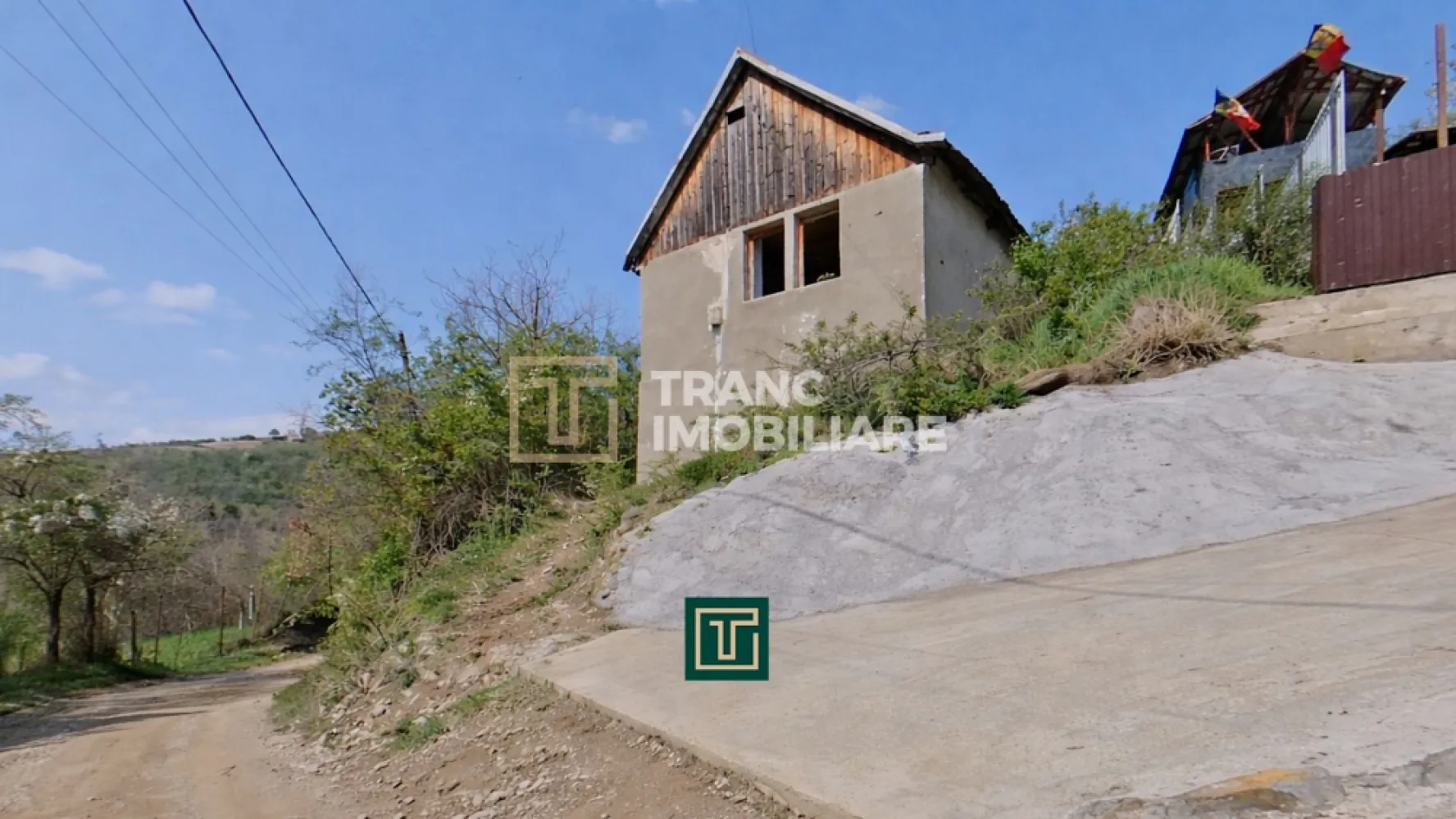 Casă de vânzare cu teren 874 mp – ideală pentru casă de vacanță, Covasant - Tranc Imobiliare vă propune spre vânzare o proprietate situată în localitatea Covăsânț, la aproximativ 29 km de Arad și la doar 6 km de Ghioroc, într-o zonă retrasă, perfectă pentru cei care își doresc liniște, natură și un refugiu departe de agitația orașului.

Proprietatea dispune de un teren generos de 874 mp, cu front stradal de 14 ml, fiind amplasată în partea veche a localității, într-un cadru liniștit, cu vecini liniștiți și iluminat stradal.

Casa, construită în anul 1980, are o suprafață utilă de aproximativ 40 mp și este compartimentată în 2 camere și o debara/cămară. În lateral există o terasă unde a fost amenajat un cuptor de pâine, element care adaugă un farmec autentic și rustic proprietății.

Terenul este plan în zona construcției, iar restul suprafeței este dispus în pantă, oferind un potențial excelent pentru amenajări peisagistice, grădină sau zone de relaxare cu priveliște.

Imobilul necesită renovare completă, fiind ideal pentru cei care își doresc să creeze un spațiu personalizat, după propriul gust. Terenul necesită curățare și defrișare, iar accesul se face pe drum de pământ, cu posibilitate de amenajare pentru acces auto facil.

Utilitățile existente includ curent electric, cu posibilitatea de alimentare cu apă prin hidrofor și instalarea unei fose septice.

O alegere excelentă pentru casă de vacanță sau refugiu de liniște, într-o zonă autentică și relaxantă.