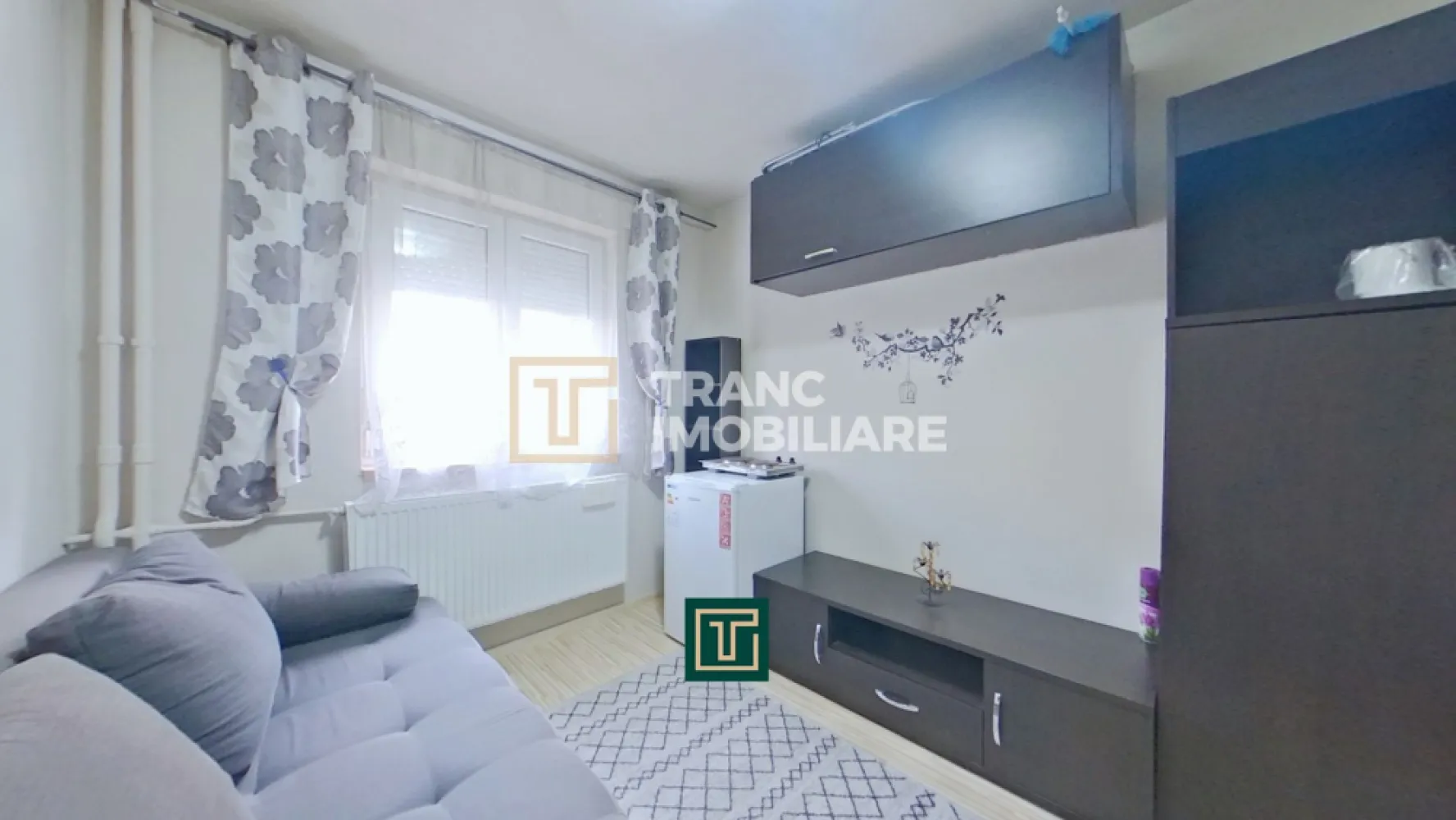 Garsonieră confort 3 de închiriat în Arad – zona Patria - Vă propunem spre închiriere o garsonieră confort 3, situată în zona Patria – Calea Romanilor din Arad, o locație apreciată pentru accesul facil către toate punctele de interes.

Locuința are o suprafață utilă de 11 mp (17 mp construiți) și este compartimentată eficient, fiind compusă dintr-o cameră și baie. Garsoniera este amplasată la parterul unui bloc cu 4 etaje, oferind acces rapid și comod, fără grija urcatului scărilor.

Proprietatea este îngrijită și primitoare, fiind potrivită pentru o persoană sau un cuplu care își dorește o locuință accesibilă, cu costuri reduse de întreținere. Încălzirea se realizează prin sistemul CET, asigurând un confort termic stabil și eficient pe timpul sezonului rece.

Un mare avantaj îl reprezintă poziționarea excelentă – în imediata apropiere se regăsesc stații de tramvai, magazine alimentare, benzinării și alte facilități utile pentru viața de zi cu zi.

Această garsonieră reprezintă o alegere ideală pentru cei care caută o locuință practică, bine poziționată și avantajoasă din punct de vedere financiar.

Pentru mai multe detalii sau pentru programarea unei vizionări, vă stăm cu drag la dispoziție!