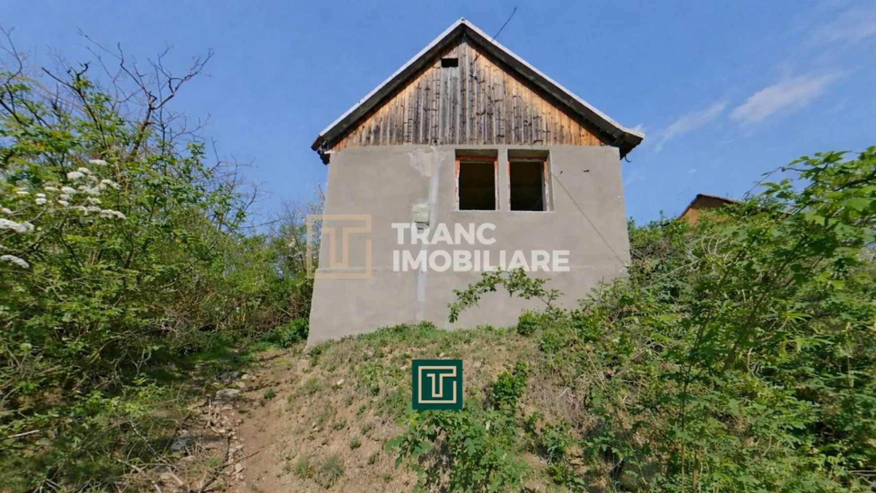Casă de vânzare cu teren 874 mp – ideală pentru casă de vacanță, Covasant - Tranc Imobiliare vă propune spre vânzare o proprietate situată în localitatea Covăsânț, la aproximativ 29 km de Arad și la doar 6 km de Ghioroc, într-o zonă retrasă, perfectă pentru cei care își doresc liniște, natură și un refugiu departe de agitația orașului.

Proprietatea dispune de un teren generos de 874 mp, cu front stradal de 14 ml, fiind amplasată în partea veche a localității, într-un cadru liniștit, cu vecini liniștiți și iluminat stradal.

Casa, construită în anul 1980, are o suprafață utilă de aproximativ 40 mp și este compartimentată în 2 camere și o debara/cămară. În lateral există o terasă unde a fost amenajat un cuptor de pâine, element care adaugă un farmec autentic și rustic proprietății.

Terenul este plan în zona construcției, iar restul suprafeței este dispus în pantă, oferind un potențial excelent pentru amenajări peisagistice, grădină sau zone de relaxare cu priveliște.

Imobilul necesită renovare completă, fiind ideal pentru cei care își doresc să creeze un spațiu personalizat, după propriul gust. Terenul necesită curățare și defrișare, iar accesul se face pe drum de pământ, cu posibilitate de amenajare pentru acces auto facil.

Utilitățile existente includ curent electric, cu posibilitatea de alimentare cu apă prin hidrofor și instalarea unei fose septice.

O alegere excelentă pentru casă de vacanță sau refugiu de liniște, într-o zonă autentică și relaxantă.