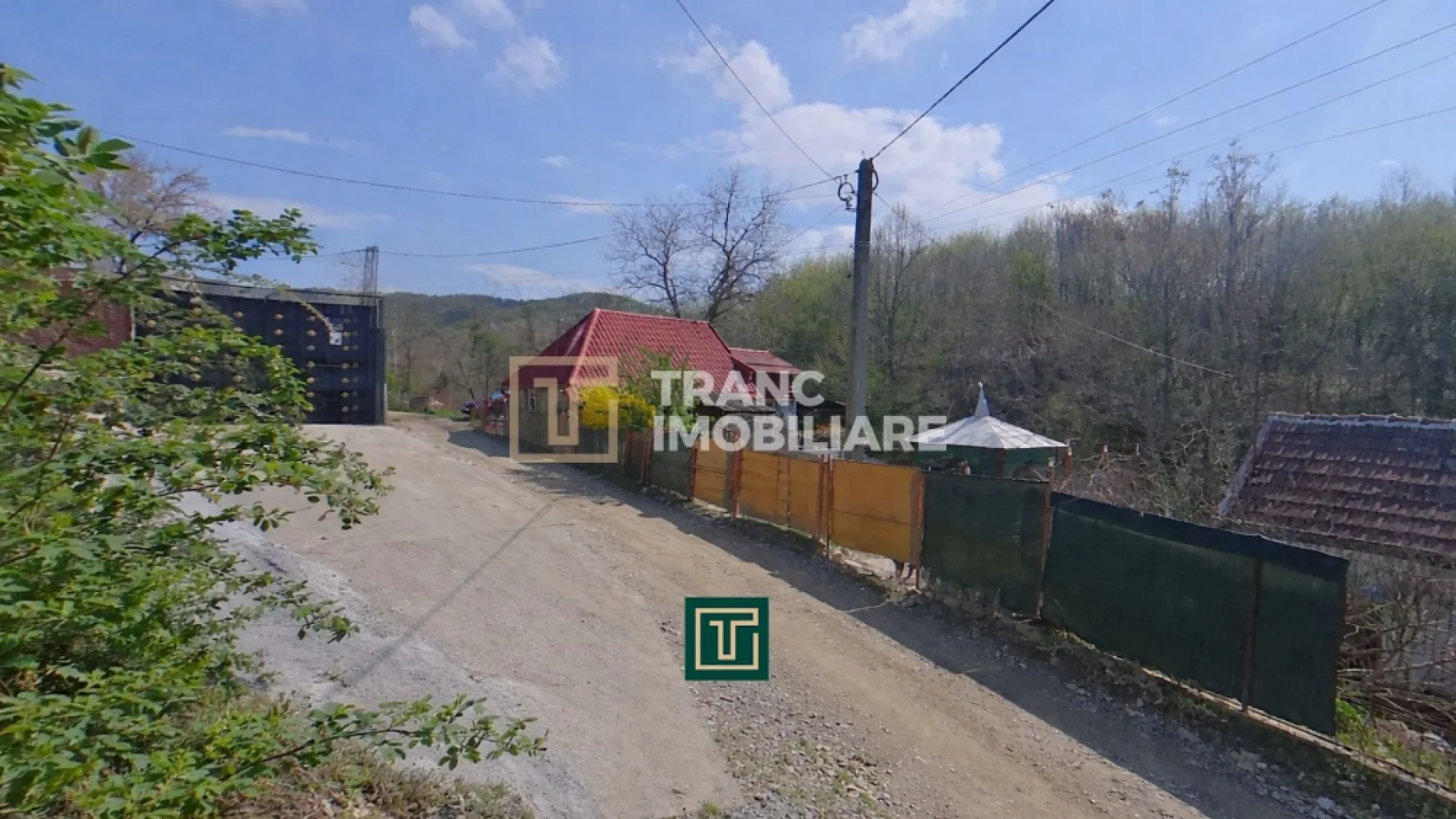 Casă de vânzare cu teren 874 mp – ideală pentru casă de vacanță, Covasant - Tranc Imobiliare vă propune spre vânzare o proprietate situată în localitatea Covăsânț, la aproximativ 29 km de Arad și la doar 6 km de Ghioroc, într-o zonă retrasă, perfectă pentru cei care își doresc liniște, natură și un refugiu departe de agitația orașului.

Proprietatea dispune de un teren generos de 874 mp, cu front stradal de 14 ml, fiind amplasată în partea veche a localității, într-un cadru liniștit, cu vecini liniștiți și iluminat stradal.

Casa, construită în anul 1980, are o suprafață utilă de aproximativ 40 mp și este compartimentată în 2 camere și o debara/cămară. În lateral există o terasă unde a fost amenajat un cuptor de pâine, element care adaugă un farmec autentic și rustic proprietății.

Terenul este plan în zona construcției, iar restul suprafeței este dispus în pantă, oferind un potențial excelent pentru amenajări peisagistice, grădină sau zone de relaxare cu priveliște.

Imobilul necesită renovare completă, fiind ideal pentru cei care își doresc să creeze un spațiu personalizat, după propriul gust. Terenul necesită curățare și defrișare, iar accesul se face pe drum de pământ, cu posibilitate de amenajare pentru acces auto facil.

Utilitățile existente includ curent electric, cu posibilitatea de alimentare cu apă prin hidrofor și instalarea unei fose septice.

O alegere excelentă pentru casă de vacanță sau refugiu de liniște, într-o zonă autentică și relaxantă.