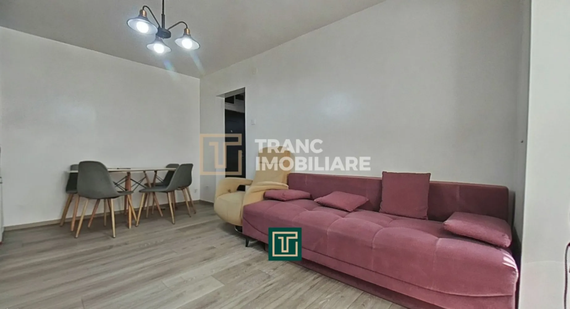 Apartament modern cu 3 camere complet renovat în Aurel Vlaicu – confort și stil, - Descoperă acest apartament primitor cu 3 camere, situat la parterul unui bloc reabilitat termic, din cartierul Aurel Vlaicu, una dintre cele mai căutate zone din Arad. Cu o suprafață utilă de 50 mp și o compartimentare decomandată, locuința oferă tot spațiul și confortul de care ai nevoie pentru o viață modernă.

Apartamentul este format din 2 dormitoare luminoase, un living spațios cu balcon open space, bucătărie, baie și hol. În 2023 a fost complet renovat, beneficiind de instalații electrice și termice noi (cu țevi din cupru), uși interioare din MDF, pardoseală izolată și izolație interioară pe pereții exteriori. Blocul este recent reabilitat și izolat termic la exterior, ceea ce contribuie la un confort termic ridicat și costuri reduse de întreținere. Încălzirea este asigurată prin sistemul centralizat (CET).

Locuința se vinde complet mobilată și utilată, fiind pregătită pentru mutare imediată. Dispune de aer condiționat, ușă metalică de siguranță și două straturi de izolație (interior 5 cm, exterior 10 cm), oferind eficiență energetică și un mediu confortabil în orice sezon.

Zona este ideală pentru o familie sau un cuplu activ – aproape de hypermarketuri, cafenele, farmacii, școli, stație de tramvai și biserică.

Un apartament renovat, modern, într-un bloc reabilitat, amplasat excelent – un loc care te așteaptă să-i spui „acasă”!
📞 Vrei să-l vezi? Programează o vizionare chiar astăzi!