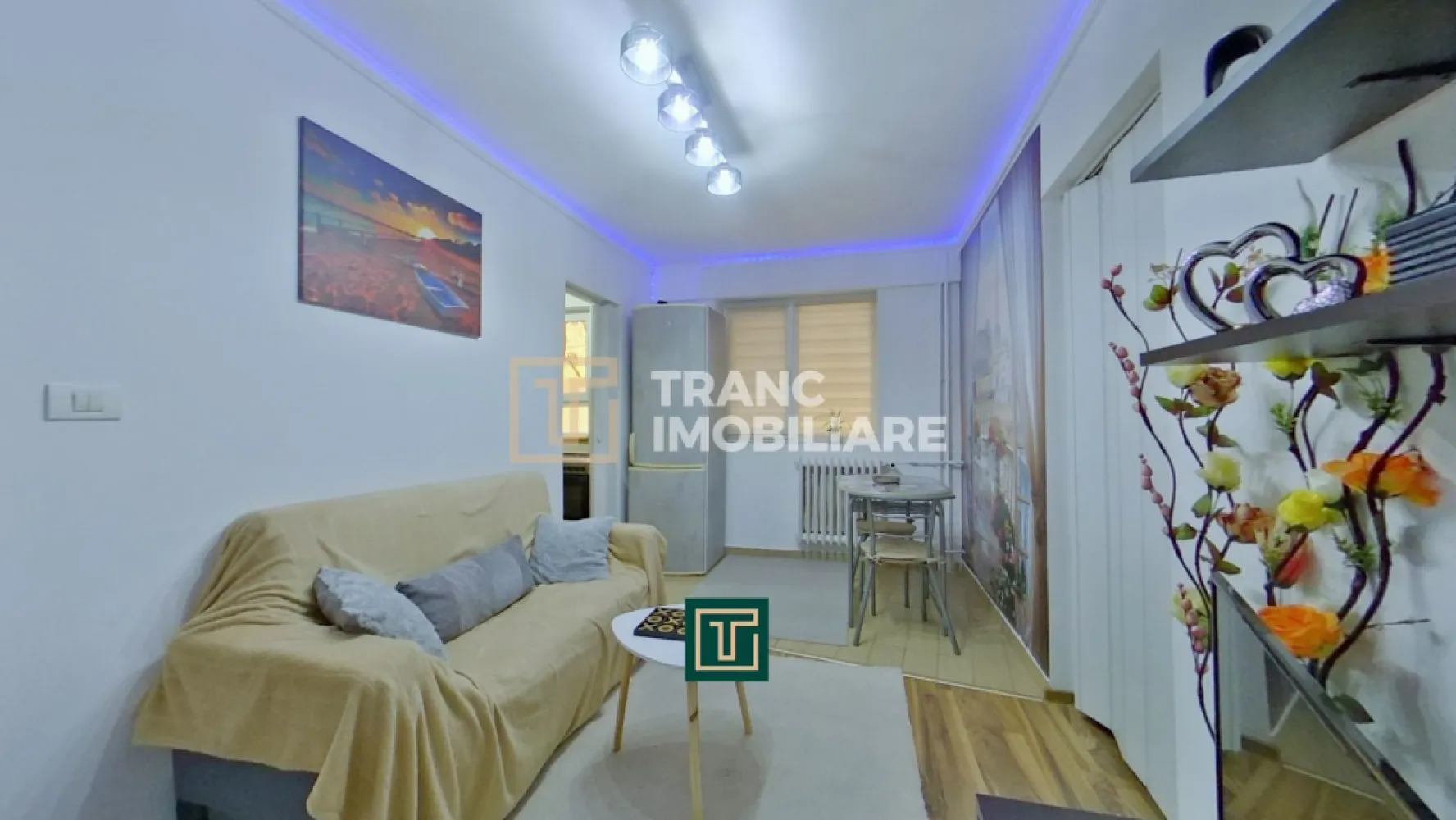 Apartament 2 camere de închiriat – Parter, zonă Intim, Arad - Tranc Imobiliare vă propune spre închiriere un apartament cu 2 camere, situat în cartierul Intim din Arad, o zonă apreciată pentru accesibilitate și proximitatea față de punctele de interes ale orașului.

Locuința are o suprafață utilă de 33 mp (40 mp construiți) și este amplasată la parterul unui imobil cu 4 etaje, fiind ideală pentru un cuplu sau o persoană care își dorește un spațiu practic, ușor de întreținut și bine poziționat. Compartimentarea este eficientă și include o sufragerie, un dormitor și o baie, oferind tot confortul necesar unui stil de viață urban.

Apartamentul se remarcă prin costurile reduse de întreținere și funcționalitatea sa, fiind o alegere excelentă pentru cei care caută un echilibru între preț și locație. În plus, zona oferă locuri de parcare disponibile și acces rapid către supermarketuri, Spitalul Județean, bănci, cafenele și farmacii.

Poziționarea este un avantaj major: în apropiere se regăsesc benzinării, autogară, magazine alimentare, parcuri și mijloace de transport în comun, toate contribuind la un stil de viață comod și conectat.

Garanție: echivalentul a 2 luni de chirie

Pentru detalii și programarea unei vizionări va stam cu drag la dispozitie.