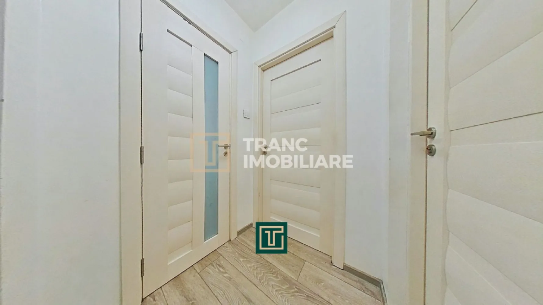 Apartament modern cu 3 camere complet renovat în Aurel Vlaicu – confort și stil, - Descoperă acest apartament primitor cu 3 camere, situat la parterul unui bloc reabilitat termic, din cartierul Aurel Vlaicu, una dintre cele mai căutate zone din Arad. Cu o suprafață utilă de 50 mp și o compartimentare decomandată, locuința oferă tot spațiul și confortul de care ai nevoie pentru o viață modernă.

Apartamentul este format din 2 dormitoare luminoase, un living spațios cu balcon open space, bucătărie, baie și hol. În 2023 a fost complet renovat, beneficiind de instalații electrice și termice noi (cu țevi din cupru), uși interioare din MDF, pardoseală izolată și izolație interioară pe pereții exteriori. Blocul este recent reabilitat și izolat termic la exterior, ceea ce contribuie la un confort termic ridicat și costuri reduse de întreținere. Încălzirea este asigurată prin sistemul centralizat (CET).

Locuința se vinde complet mobilată și utilată, fiind pregătită pentru mutare imediată. Dispune de aer condiționat, ușă metalică de siguranță și două straturi de izolație (interior 5 cm, exterior 10 cm), oferind eficiență energetică și un mediu confortabil în orice sezon.

Zona este ideală pentru o familie sau un cuplu activ – aproape de hypermarketuri, cafenele, farmacii, școli, stație de tramvai și biserică.

Un apartament renovat, modern, într-un bloc reabilitat, amplasat excelent – un loc care te așteaptă să-i spui „acasă”!
📞 Vrei să-l vezi? Programează o vizionare chiar astăzi!