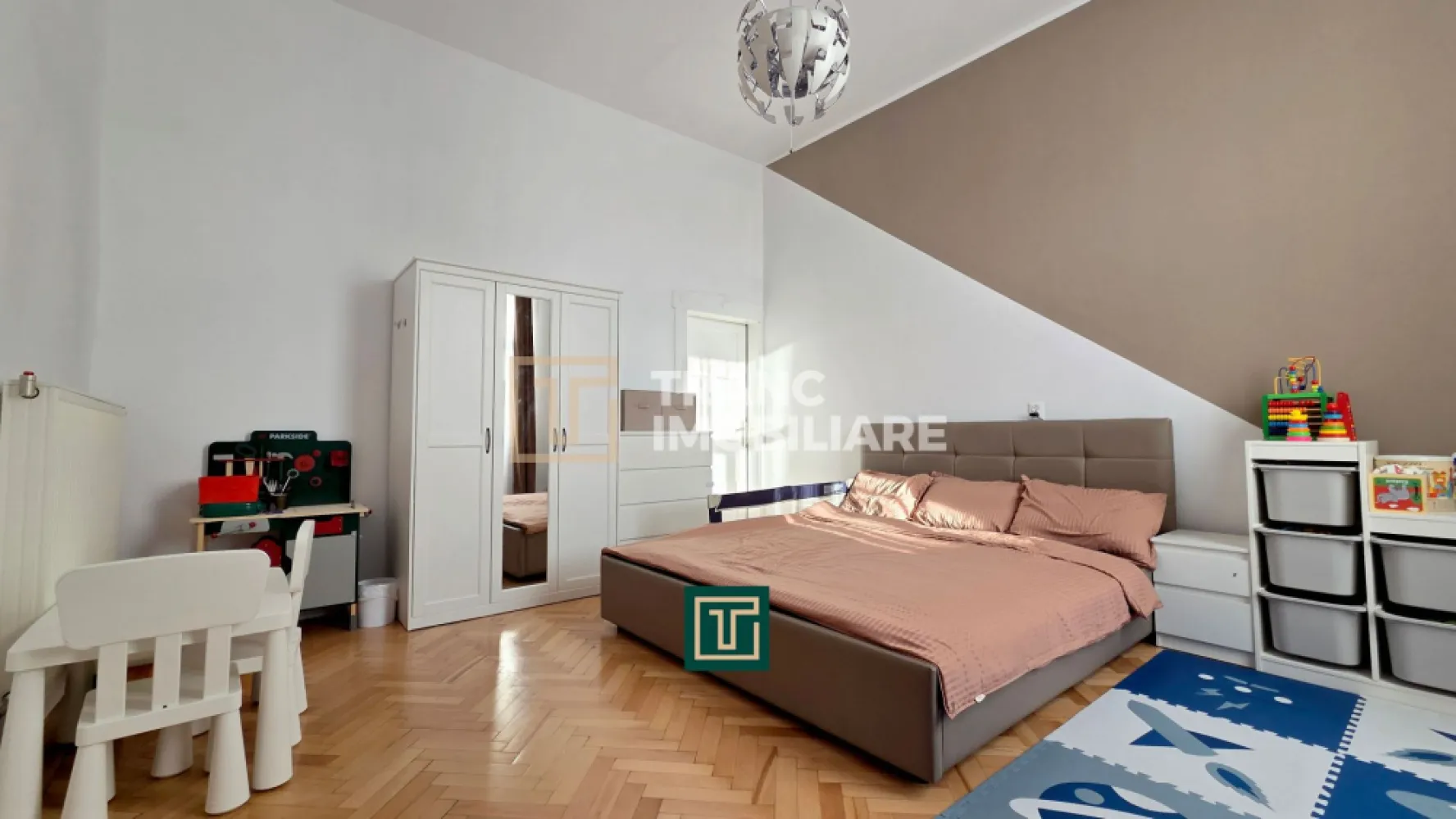 Apartament renovat recent, 2 camere – zonă Fabric, Timișoara - Vă propunem spre vânzare un apartament deosebit, situat în cartierul Fabric, într-o clădire cu istorie, construită în 1910 și renovată recent în 2024. Locuința se află la etajul 1 din 2 și impresionează prin spațiul generos și compartimentarea practică.

Cu o suprafață utilă de 74 mp (89 mp construiți), apartamentul este semidecomandat și compus dintr-un dormitor confortabil, living spațios, bucătărie separată, 2 băi și balcon. Este ideal atât pentru locuit, cât și pentru investiție, datorită dimensiunii și poziționării.

Proprietatea a fost renovată recent și se prezintă într-o stare foarte bună, fiind primitoare și îngrijită. Dispune de centrală termică pe gaz, calorifere metalice, aer condiționat, precum și instalații electrice și sanitare complet refăcute.

Un avantaj important este faptul că în cartea funciară este inclus și dreptul de folosință asupra unei curți de aproximativ 250 mp, oferind un plus de spațiu și flexibilitate.

Imobilul este situat într-o curte comună (în curs de îmbunătățire), într-o zonă excelentă, aproape de numeroase facilități: transport în comun, magazine, cafenele, restaurante, parcuri și instituții importante.

Un apartament spațios, bine poziționat și pregătit pentru mutare – o oportunitate excelentă în inima orașului!