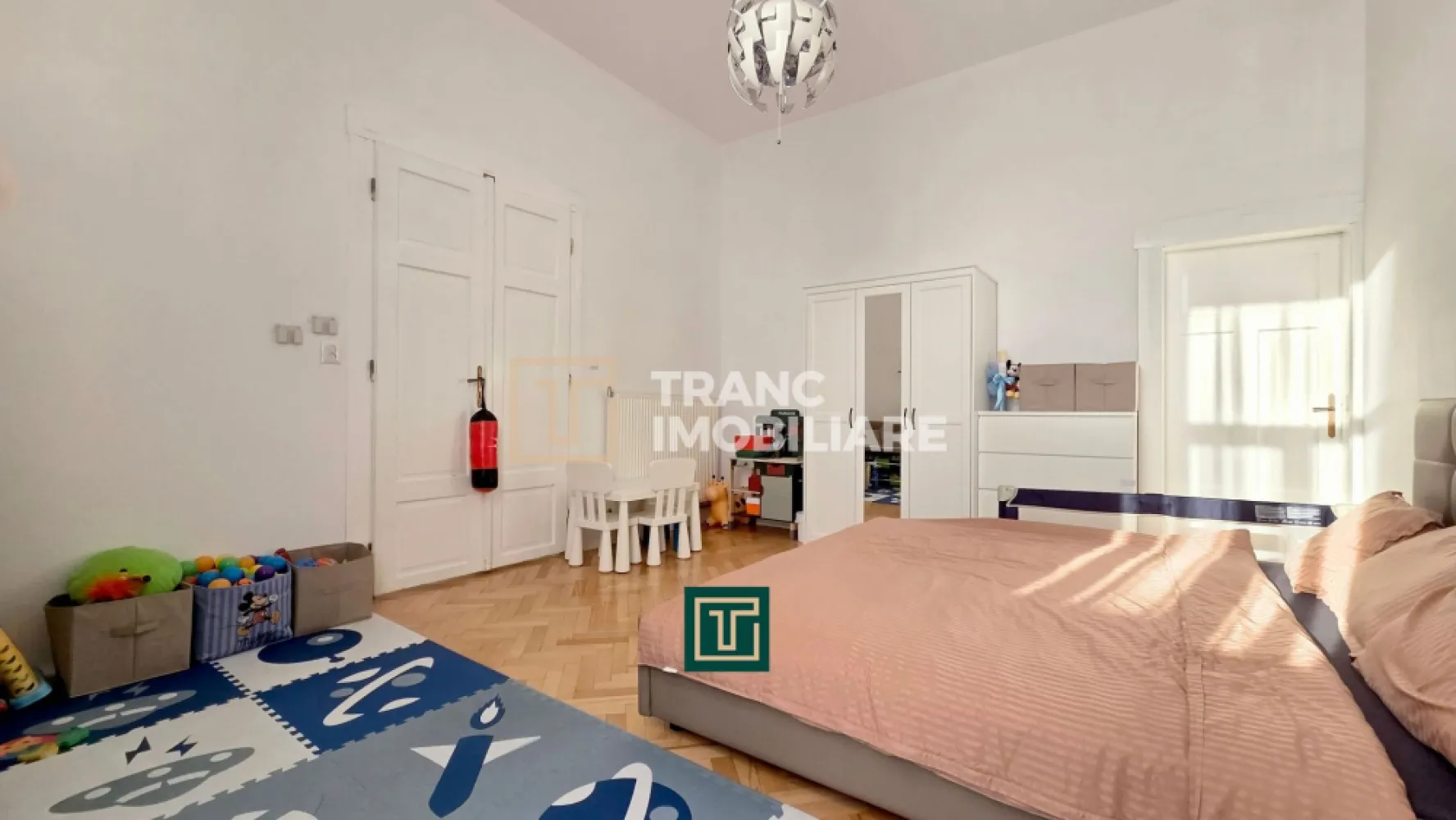 Apartament renovat recent, 2 camere – zonă Fabric, Timișoara - Vă propunem spre vânzare un apartament deosebit, situat în cartierul Fabric, într-o clădire cu istorie, construită în 1910 și renovată recent în 2024. Locuința se află la etajul 1 din 2 și impresionează prin spațiul generos și compartimentarea practică.

Cu o suprafață utilă de 74 mp (89 mp construiți), apartamentul este semidecomandat și compus dintr-un dormitor confortabil, living spațios, bucătărie separată, 2 băi și balcon. Este ideal atât pentru locuit, cât și pentru investiție, datorită dimensiunii și poziționării.

Proprietatea a fost renovată recent și se prezintă într-o stare foarte bună, fiind primitoare și îngrijită. Dispune de centrală termică pe gaz, calorifere metalice, aer condiționat, precum și instalații electrice și sanitare complet refăcute.

Un avantaj important este faptul că în cartea funciară este inclus și dreptul de folosință asupra unei curți de aproximativ 250 mp, oferind un plus de spațiu și flexibilitate.

Imobilul este situat într-o curte comună (în curs de îmbunătățire), într-o zonă excelentă, aproape de numeroase facilități: transport în comun, magazine, cafenele, restaurante, parcuri și instituții importante.

Un apartament spațios, bine poziționat și pregătit pentru mutare – o oportunitate excelentă în inima orașului!