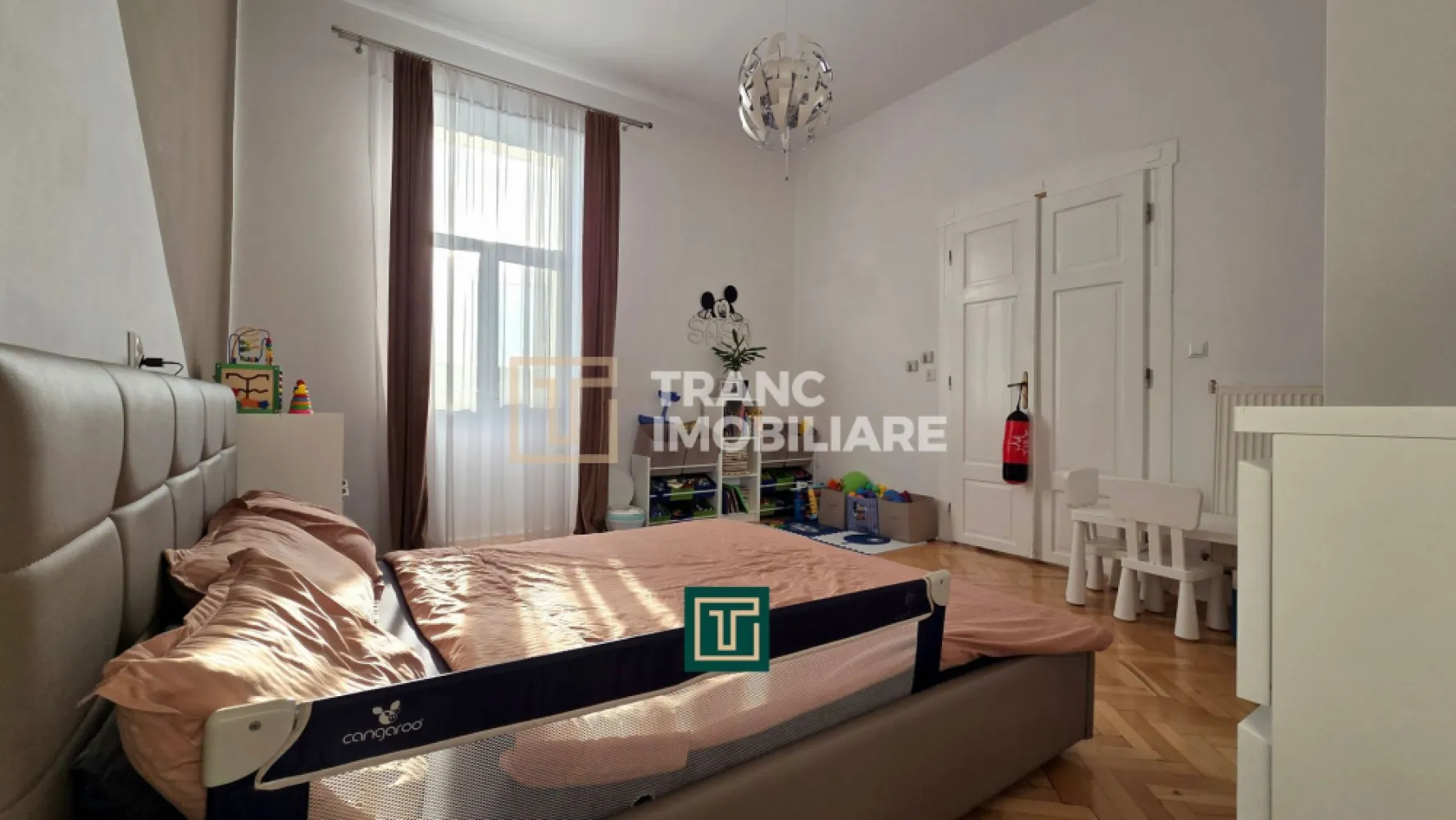Apartament renovat recent, 2 camere – zonă Fabric, Timișoara - Vă propunem spre vânzare un apartament deosebit, situat în cartierul Fabric, într-o clădire cu istorie, construită în 1910 și renovată recent în 2024. Locuința se află la etajul 1 din 2 și impresionează prin spațiul generos și compartimentarea practică.

Cu o suprafață utilă de 74 mp (89 mp construiți), apartamentul este semidecomandat și compus dintr-un dormitor confortabil, living spațios, bucătărie separată, 2 băi și balcon. Este ideal atât pentru locuit, cât și pentru investiție, datorită dimensiunii și poziționării.

Proprietatea a fost renovată recent și se prezintă într-o stare foarte bună, fiind primitoare și îngrijită. Dispune de centrală termică pe gaz, calorifere metalice, aer condiționat, precum și instalații electrice și sanitare complet refăcute.

Un avantaj important este faptul că în cartea funciară este inclus și dreptul de folosință asupra unei curți de aproximativ 250 mp, oferind un plus de spațiu și flexibilitate.

Imobilul este situat într-o curte comună (în curs de îmbunătățire), într-o zonă excelentă, aproape de numeroase facilități: transport în comun, magazine, cafenele, restaurante, parcuri și instituții importante.

Un apartament spațios, bine poziționat și pregătit pentru mutare – o oportunitate excelentă în inima orașului!