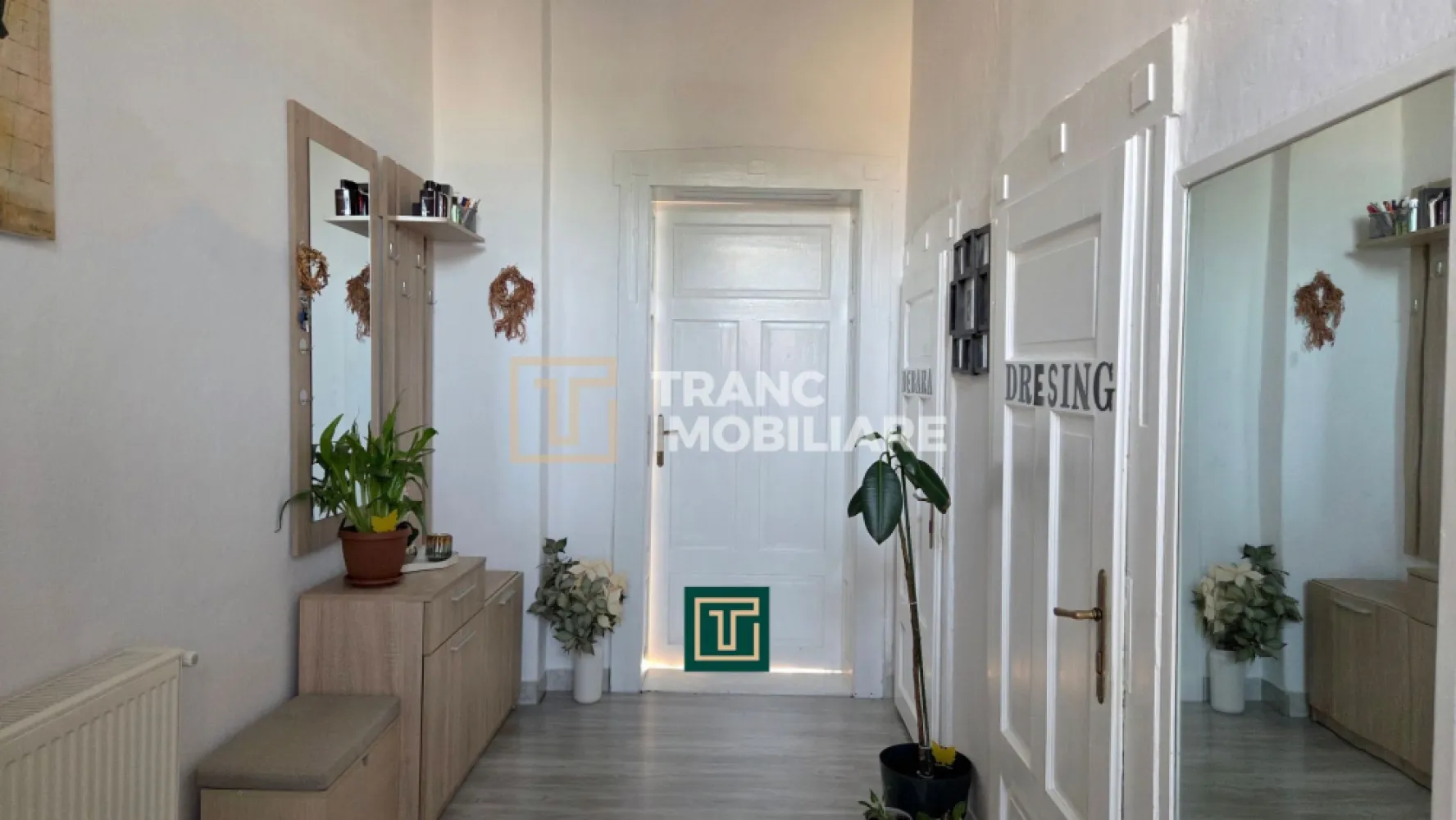 Apartament renovat recent, 2 camere – zonă Fabric, Timișoara - Vă propunem spre vânzare un apartament deosebit, situat în cartierul Fabric, într-o clădire cu istorie, construită în 1910 și renovată recent în 2024. Locuința se află la etajul 1 din 2 și impresionează prin spațiul generos și compartimentarea practică.

Cu o suprafață utilă de 74 mp (89 mp construiți), apartamentul este semidecomandat și compus dintr-un dormitor confortabil, living spațios, bucătărie separată, 2 băi și balcon. Este ideal atât pentru locuit, cât și pentru investiție, datorită dimensiunii și poziționării.

Proprietatea a fost renovată recent și se prezintă într-o stare foarte bună, fiind primitoare și îngrijită. Dispune de centrală termică pe gaz, calorifere metalice, aer condiționat, precum și instalații electrice și sanitare complet refăcute.

Un avantaj important este faptul că în cartea funciară este inclus și dreptul de folosință asupra unei curți de aproximativ 250 mp, oferind un plus de spațiu și flexibilitate.

Imobilul este situat într-o curte comună (în curs de îmbunătățire), într-o zonă excelentă, aproape de numeroase facilități: transport în comun, magazine, cafenele, restaurante, parcuri și instituții importante.

Un apartament spațios, bine poziționat și pregătit pentru mutare – o oportunitate excelentă în inima orașului!