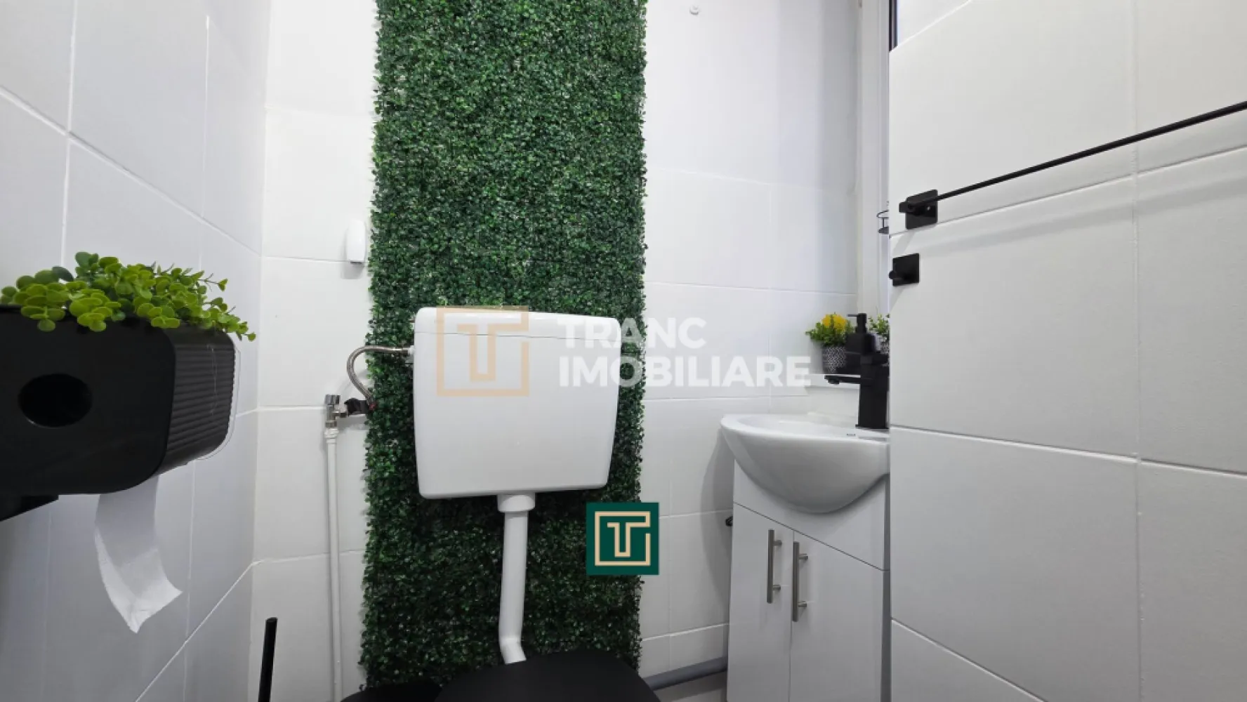 Apartament renovat recent, 2 camere – zonă Fabric, Timișoara - Vă propunem spre vânzare un apartament deosebit, situat în cartierul Fabric, într-o clădire cu istorie, construită în 1910 și renovată recent în 2024. Locuința se află la etajul 1 din 2 și impresionează prin spațiul generos și compartimentarea practică.

Cu o suprafață utilă de 74 mp (89 mp construiți), apartamentul este semidecomandat și compus dintr-un dormitor confortabil, living spațios, bucătărie separată, 2 băi și balcon. Este ideal atât pentru locuit, cât și pentru investiție, datorită dimensiunii și poziționării.

Proprietatea a fost renovată recent și se prezintă într-o stare foarte bună, fiind primitoare și îngrijită. Dispune de centrală termică pe gaz, calorifere metalice, aer condiționat, precum și instalații electrice și sanitare complet refăcute.

Un avantaj important este faptul că în cartea funciară este inclus și dreptul de folosință asupra unei curți de aproximativ 250 mp, oferind un plus de spațiu și flexibilitate.

Imobilul este situat într-o curte comună (în curs de îmbunătățire), într-o zonă excelentă, aproape de numeroase facilități: transport în comun, magazine, cafenele, restaurante, parcuri și instituții importante.

Un apartament spațios, bine poziționat și pregătit pentru mutare – o oportunitate excelentă în inima orașului!