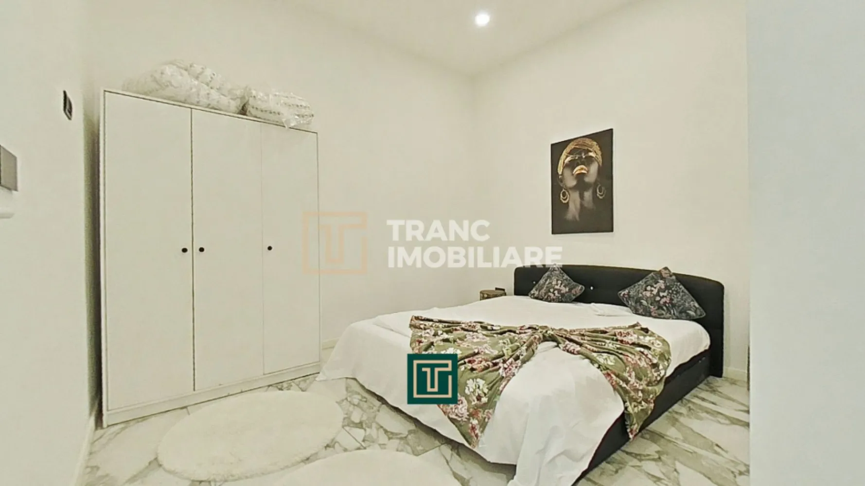 Apartament modern cu 2 camere de închiriat – Bulevardul Revoluției, Arad - Îți prezentăm un apartament modern și elegant, situat chiar în inima orașului Arad, pe Bulevardul Revoluției, în imediata apropiere a Teatrului Clasic „Ioan Slavici”. Cu o suprafață desfășurată de 77 mp, acest apartament oferă un stil de viață confortabil și rafinat, potrivit atât pentru o persoană activă, cât și pentru un cuplu care apreciază calitatea și proximitatea față de toate punctele de interes din oraș.

Apartamentul este amplasat la etajul 1 al unui imobil cu 3 nivele și are o compartimentare practică, compus dintr-un dormitor primitor, o sufragerie luminoasă, o bucătărie complet utilată și o baie modernă.

Renovat integral în 2024, apartamentul se remarcă prin finisaje contemporane și dotări de ultimă generație: întrerupătoare tactile, rolete acționate electric, aer condiționat, pardoseală cu gresie porțelanată, instalații electrice și sanitare din cupru. Încălzirea este asigurată prin sistemul centralizat CET.

Poziționarea ultracentrală este unul dintre cele mai mari avantaje — la doar câțiva pași se află cafenele, restaurante, Teatru, Catedrala, primăria, facultate, licee, farmacie, frizerie, dentist, hypermarket și stații de tramvai.

Un apartament care îmbină perfect confortul modern cu farmecul centrului istoric al Aradului — pregătit să devină noul tău cămin!