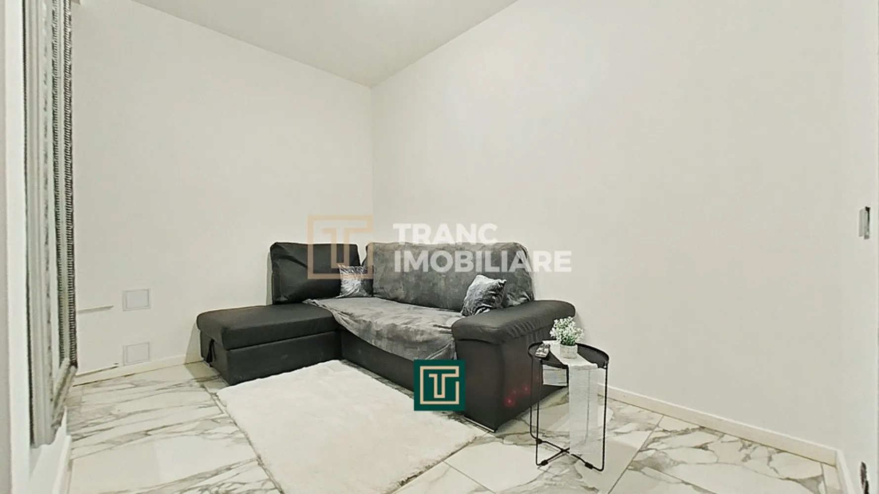 Apartament modern cu 2 camere de închiriat – Bulevardul Revoluției, Arad - Îți prezentăm un apartament modern și elegant, situat chiar în inima orașului Arad, pe Bulevardul Revoluției, în imediata apropiere a Teatrului Clasic „Ioan Slavici”. Cu o suprafață desfășurată de 77 mp, acest apartament oferă un stil de viață confortabil și rafinat, potrivit atât pentru o persoană activă, cât și pentru un cuplu care apreciază calitatea și proximitatea față de toate punctele de interes din oraș.

Apartamentul este amplasat la etajul 1 al unui imobil cu 3 nivele și are o compartimentare practică, compus dintr-un dormitor primitor, o sufragerie luminoasă, o bucătărie complet utilată și o baie modernă.

Renovat integral în 2024, apartamentul se remarcă prin finisaje contemporane și dotări de ultimă generație: întrerupătoare tactile, rolete acționate electric, aer condiționat, pardoseală cu gresie porțelanată, instalații electrice și sanitare din cupru. Încălzirea este asigurată prin sistemul centralizat CET.

Poziționarea ultracentrală este unul dintre cele mai mari avantaje — la doar câțiva pași se află cafenele, restaurante, Teatru, Catedrala, primăria, facultate, licee, farmacie, frizerie, dentist, hypermarket și stații de tramvai.

Un apartament care îmbină perfect confortul modern cu farmecul centrului istoric al Aradului — pregătit să devină noul tău cămin!