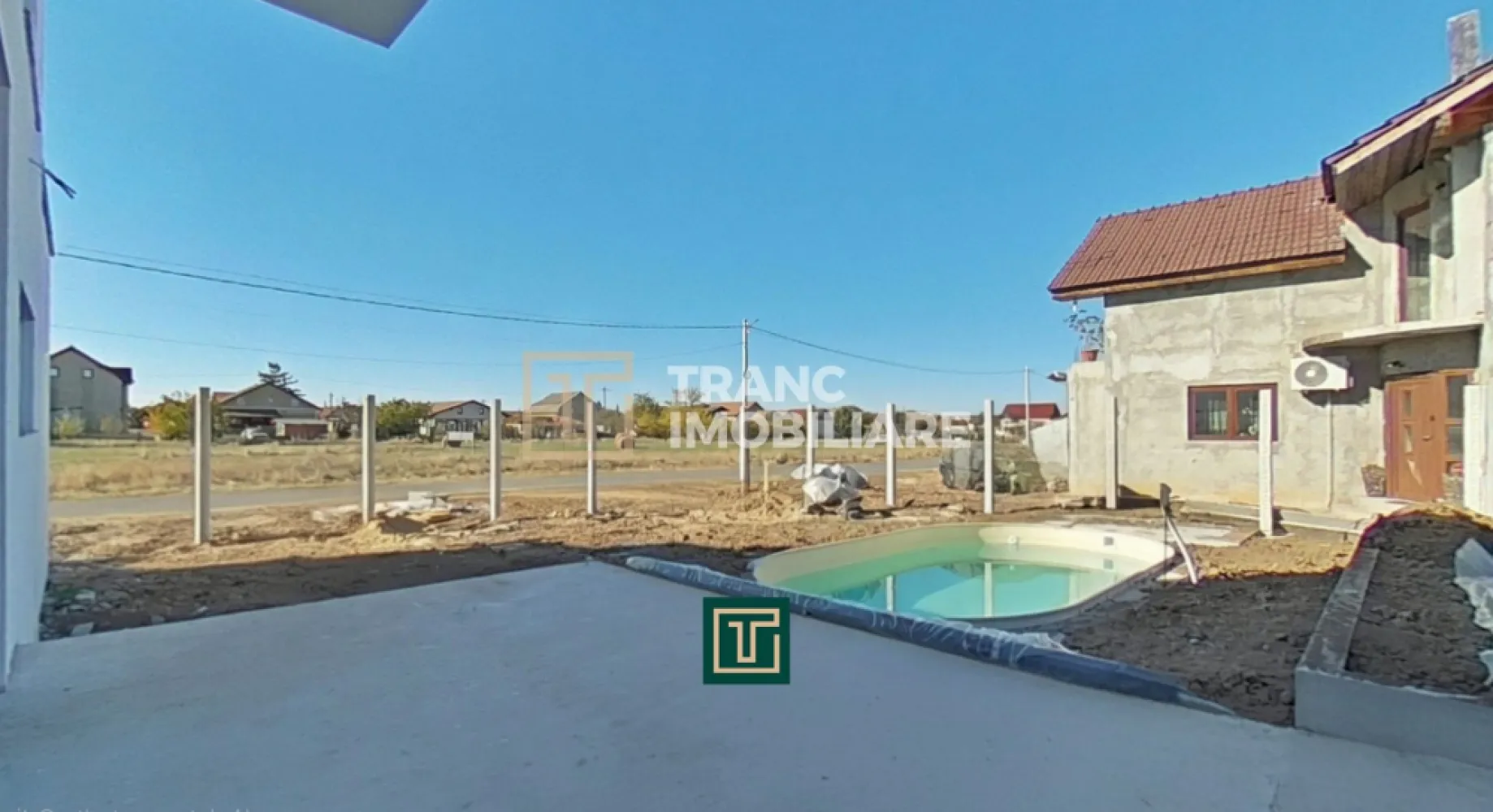 Casă modernă cu piscină în Fântânele – confort, eleganță și relaxare în fiecare - Casă modernă cu piscină în Fântânele – confort, eleganță și relaxare în fiecare zi

Vă propunem spre vânzare o casă nouă, modernă, construită în anul 2021, situată în localitatea Fântânele, într-o zonă liniștită și în plină dezvoltare. Proprietatea are o suprafață utilă de 105 mp (125 mp desfășurată) și este amplasată pe un teren de 300 mp, cu un front stradal de 12,5 ml.

Casa este compartimentată eficient pe două niveluri. La parter se află un living spațios cu bucătărie open space, o baie și o cameră tehnică, iar la etaj se găsesc trei dormitoare luminoase, dintre care două dispun de balcon, și o baie elegantă.

Curtea este frumos amenajată și oferă un spațiu ideal pentru relaxare, dispunând de o piscină cu hidromasaj și lumini ambientale, care transformă fiecare zi de vară într-o adevărată vacanță.

Construită cu materiale de înaltă calitate, casa beneficiază de tâmplărie tripan Salamander, instalații electrice și sanitare din cupru, izolație exterioară cu polistiren de 10 cm, acoperiș din panouri sandwich și încălzire în pardoseală la parter, iar la etaj cu calorifere. Toate utilitățile sunt pe proprietate – gaz, curent, apă și canalizare.

Datorită amplasării sale, casa oferă acces rapid către școli, magazine, restaurante și principalele puncte de interes din orașul Arad. Este o locuință ideală pentru o familie care își dorește confort, eleganță și un stil de viață modern într-un mediu sigur și plăcut.