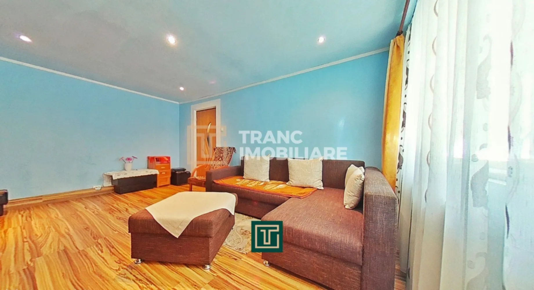 Apartament spațios cu 3 camere în cartierul Alfa – ideal pentru familie, complet - Dacă îți dorești un apartament spațios, confortabil și amplasat într-o zonă liniștită din Arad, acest imobil din cartierul Alfa este alegerea perfectă. Cu o suprafață utilă de 76 mp și 97 mp desfășurați, apartamentul este decomandat și foarte bine compartimentat, oferind tot confortul unei locuințe moderne.

Locuința este situată la etajul 1 din 4, poziție ideală pentru acces facil și confort zilnic. Este formată dintr-o sufragerie luminoasă, două dormitoare, o bucătărie spațioasă, două băi și două balcoane care necesită renovare, oferind însă potențial excelent pentru amenajare după gustul viitorului proprietar. Apartamentul se vinde complet mobilat și utilat, gata pentru a fi locuit imediat.

Încălzirea se face prin centrală termică pe gaz cu calorifere metalice, asigurând eficiență și costuri reduse. Blocul este curat, întreținut, iar zona este recunoscută pentru siguranță și liniște.

În apropiere se găsesc toate facilitățile necesare: magazin alimentar, parc, frizerie, stație de autobuz și tramvai, totul la doar câteva minute distanță.

Apartamentul reprezintă o oportunitate excelentă pentru cei care caută un cămin complet echipat, într-o zonă cu acces ușor către toate punctele de interes ale orașului.