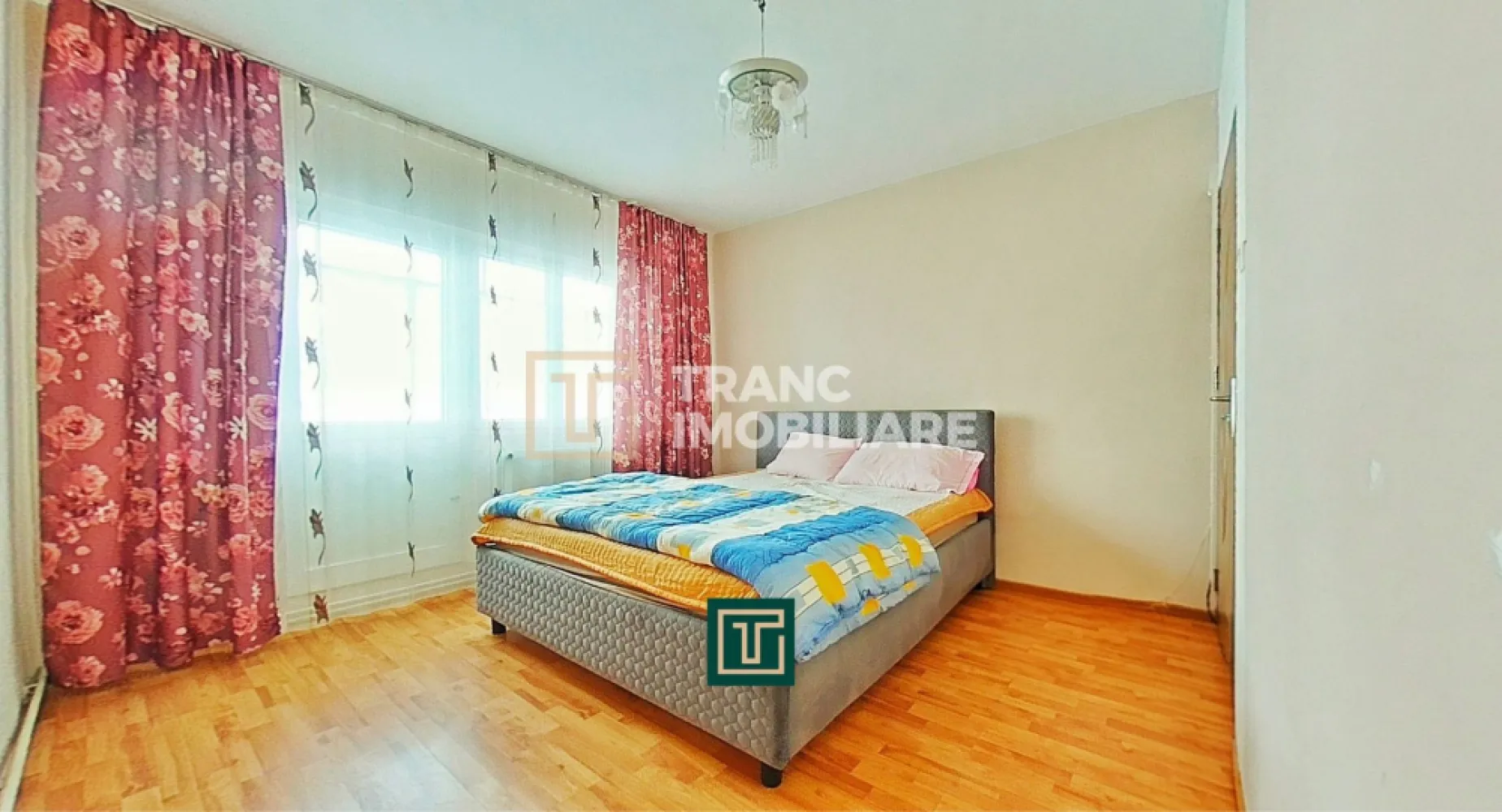 Apartament spațios cu 3 camere în cartierul Alfa – ideal pentru familie, complet - Dacă îți dorești un apartament spațios, confortabil și amplasat într-o zonă liniștită din Arad, acest imobil din cartierul Alfa este alegerea perfectă. Cu o suprafață utilă de 76 mp și 97 mp desfășurați, apartamentul este decomandat și foarte bine compartimentat, oferind tot confortul unei locuințe moderne.

Locuința este situată la etajul 1 din 4, poziție ideală pentru acces facil și confort zilnic. Este formată dintr-o sufragerie luminoasă, două dormitoare, o bucătărie spațioasă, două băi și două balcoane care necesită renovare, oferind însă potențial excelent pentru amenajare după gustul viitorului proprietar. Apartamentul se vinde complet mobilat și utilat, gata pentru a fi locuit imediat.

Încălzirea se face prin centrală termică pe gaz cu calorifere metalice, asigurând eficiență și costuri reduse. Blocul este curat, întreținut, iar zona este recunoscută pentru siguranță și liniște.

În apropiere se găsesc toate facilitățile necesare: magazin alimentar, parc, frizerie, stație de autobuz și tramvai, totul la doar câteva minute distanță.

Apartamentul reprezintă o oportunitate excelentă pentru cei care caută un cămin complet echipat, într-o zonă cu acces ușor către toate punctele de interes ale orașului.