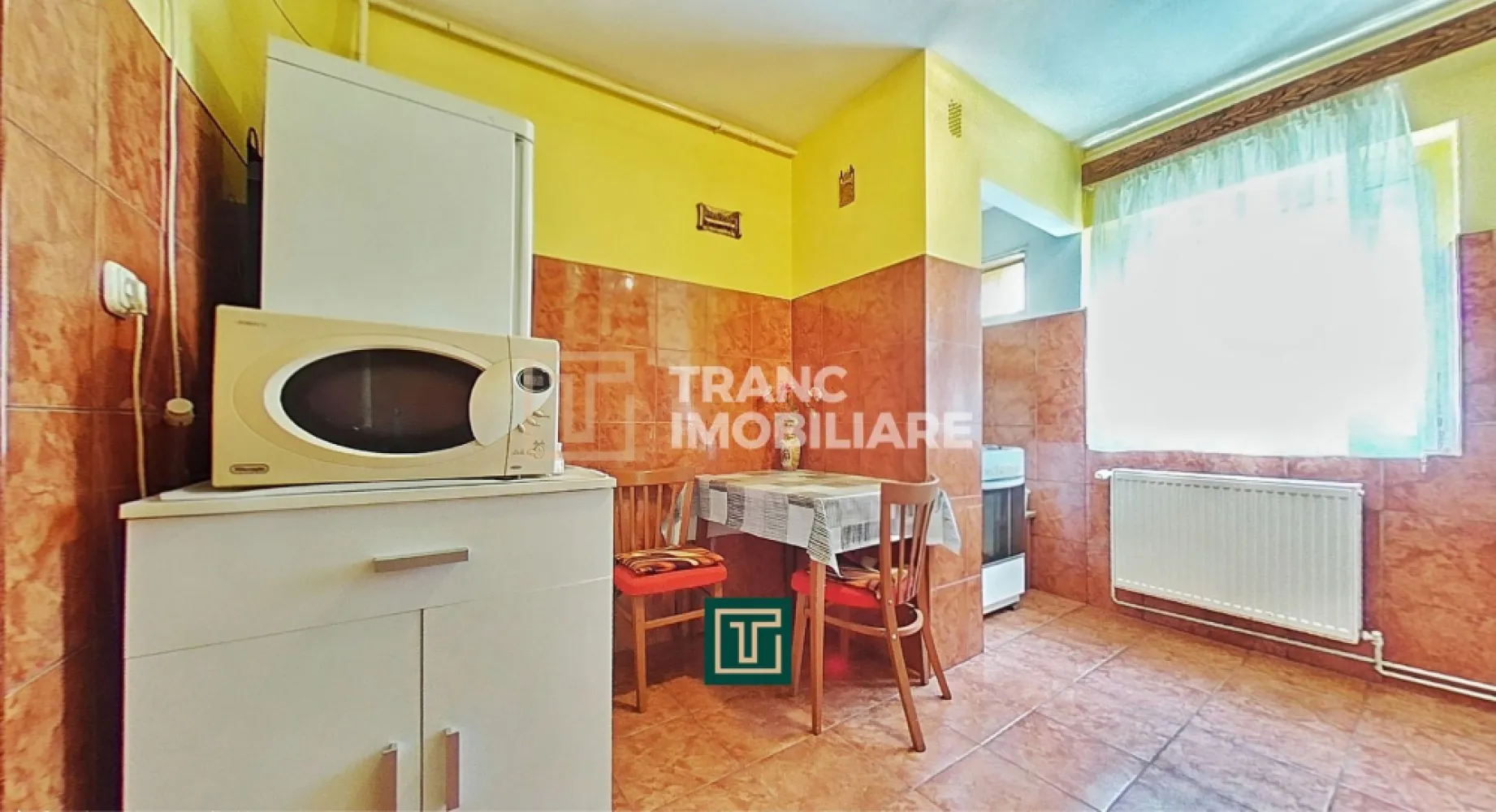 Apartament spațios cu 3 camere în cartierul Alfa – ideal pentru familie, complet - Dacă îți dorești un apartament spațios, confortabil și amplasat într-o zonă liniștită din Arad, acest imobil din cartierul Alfa este alegerea perfectă. Cu o suprafață utilă de 76 mp și 97 mp desfășurați, apartamentul este decomandat și foarte bine compartimentat, oferind tot confortul unei locuințe moderne.

Locuința este situată la etajul 1 din 4, poziție ideală pentru acces facil și confort zilnic. Este formată dintr-o sufragerie luminoasă, două dormitoare, o bucătărie spațioasă, două băi și două balcoane care necesită renovare, oferind însă potențial excelent pentru amenajare după gustul viitorului proprietar. Apartamentul se vinde complet mobilat și utilat, gata pentru a fi locuit imediat.

Încălzirea se face prin centrală termică pe gaz cu calorifere metalice, asigurând eficiență și costuri reduse. Blocul este curat, întreținut, iar zona este recunoscută pentru siguranță și liniște.

În apropiere se găsesc toate facilitățile necesare: magazin alimentar, parc, frizerie, stație de autobuz și tramvai, totul la doar câteva minute distanță.

Apartamentul reprezintă o oportunitate excelentă pentru cei care caută un cămin complet echipat, într-o zonă cu acces ușor către toate punctele de interes ale orașului.