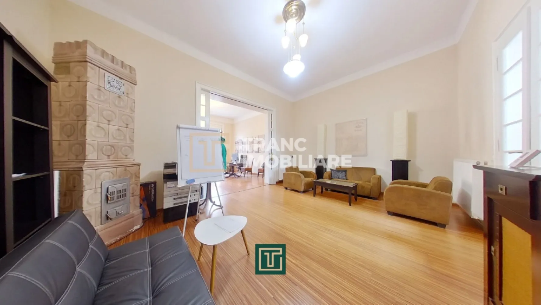 Apartament cu personalitate cu 2 camere cu terasă în centrul Aradului - Vă prezentăm spre vânzare un apartament elegant cu 2 camere, situat la etajul 1, într-o zonă centrală din Arad, într-o clădire cu farmec aparte, istorică, dar care nu este monument istoric. Este o proprietate rară, cu personalitate, într-o zonă unde nu se mai construiește, iar valoarea în timp nu poate decât să crească.

Acest apartament este pretabil atât pentru locuit, cât și pentru desfășurarea unei activități profesionale, fiind perfect pentru cei care își doresc un spațiu reprezentativ pentru cabinet, sediu de firmă, IT, consultanță, contabilitate, avocatură, notariat, telesales sau alte domenii care nu implică trafic intens. Mai mult decât atât, proprietatea a fost închiriată în trecut ca birou de IT, iar în prezent reprezintă o investiție excelentă, deoarece se poate continua închirierea, firma de IT fiind chiriaș stabil de aproximativ 4 ani.

Apartamentul are o suprafață construită de 131 mp, cu o suprafață utilă de 75 mp, și este renovat în stil modern, cu mult bun gust și atenție la detalii, păstrând în același timp atmosfera clădirilor de altădată, combinată perfect cu confortul actual. Dispune de centrală termică pe gaz, o bucătărie luminoasă cu loc de luat masa, o baie cu duș, dar și o terasă spațioasă, ideală pentru momente de relaxare sau pauze în timpul programului.

Accesul se face de pe terasă într-un hol, unde în stânga se află bucătăria, în dreapta baia, iar înainte se intră în prima cameră. Din prima cameră se face trecerea în a doua cameră, iar din aceasta se iese pe balcon, cu vedere către Colegiul Tehnologic de Industrie Alimentară. Un detaliu care se simte imediat este înălțimea impresionantă a camerelor, de până la 4 metri, care oferă confort sporit și o senzație de spațiu și eleganță.

În plus, proprietatea beneficiază de pivniță și spațiu de depozitare în pod, iar parcarea se poate face la stradă, existând inclusiv locuri de parcare disponibile în fața clădirii. Locația este excelentă, cu acces rapid către Strada Ștefan Cicio Pop și Strada Lucian Blaga, iar zona oferă toate facilitățile necesare, fiind în același timp liniștită și foarte bine conectată.

Dacă îți dorești un apartament ultracentral, cu atmosferă aparte, potrivit atât pentru locuit, cât și pentru business, dar și cu potențial de investiție prin continuarea unei chirii stabile, te invit să îl vezi.

Pentru mai multe detalii și programarea unei vizionări, nu ezita să mă contactezi.