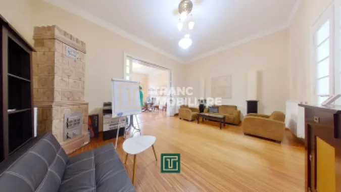 Apartament cu personalitate cu 2 camere cu terasă în centrul Aradului