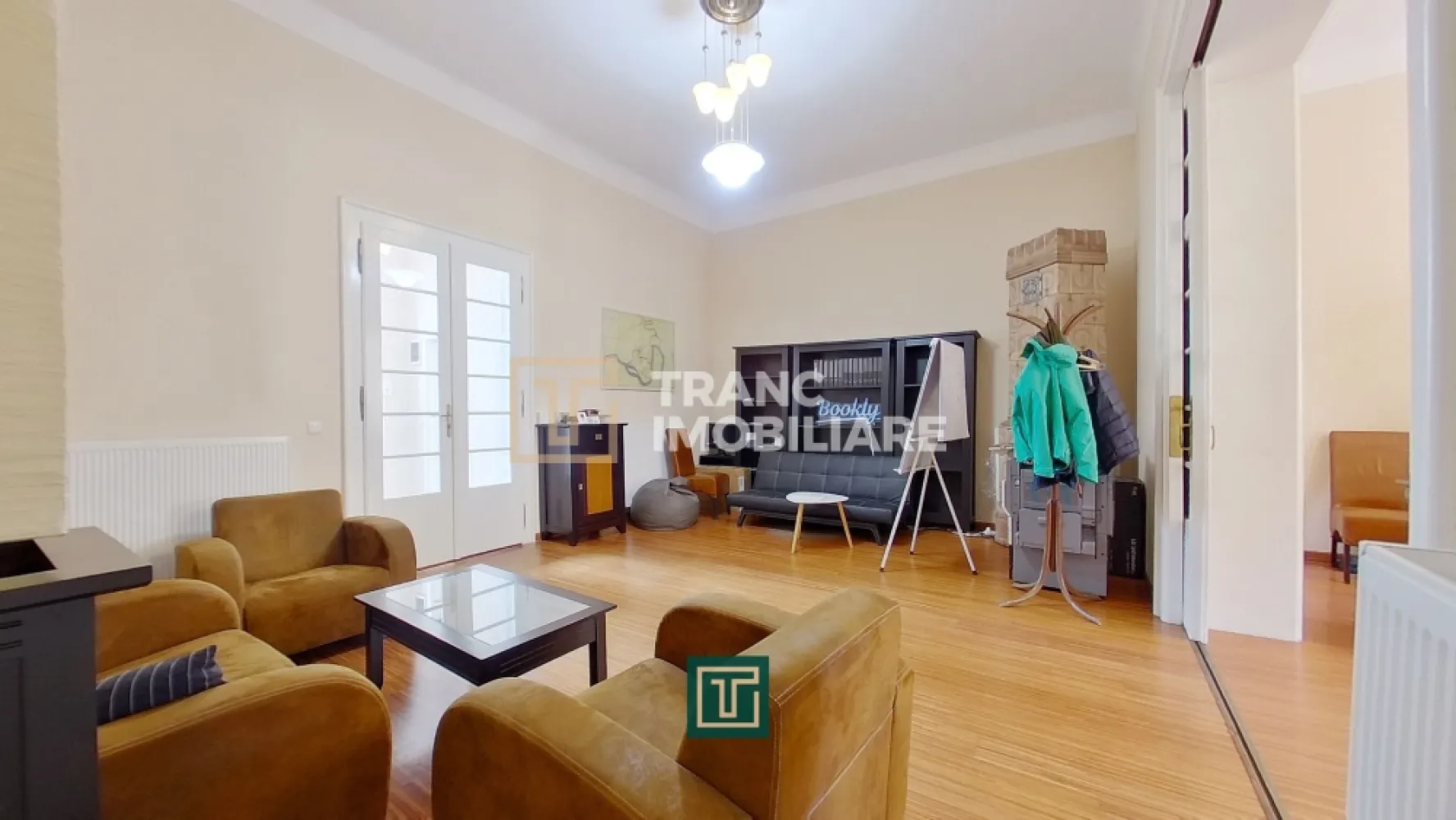 Apartament cu personalitate cu 2 camere cu terasă în centrul Aradului - Vă prezentăm spre vânzare un apartament elegant cu 2 camere, situat la etajul 1, într-o zonă centrală din Arad, într-o clădire cu farmec aparte, istorică, dar care nu este monument istoric. Este o proprietate rară, cu personalitate, într-o zonă unde nu se mai construiește, iar valoarea în timp nu poate decât să crească.

Acest apartament este pretabil atât pentru locuit, cât și pentru desfășurarea unei activități profesionale, fiind perfect pentru cei care își doresc un spațiu reprezentativ pentru cabinet, sediu de firmă, IT, consultanță, contabilitate, avocatură, notariat, telesales sau alte domenii care nu implică trafic intens. Mai mult decât atât, proprietatea a fost închiriată în trecut ca birou de IT, iar în prezent reprezintă o investiție excelentă, deoarece se poate continua închirierea, firma de IT fiind chiriaș stabil de aproximativ 4 ani.

Apartamentul are o suprafață construită de 131 mp, cu o suprafață utilă de 75 mp, și este renovat în stil modern, cu mult bun gust și atenție la detalii, păstrând în același timp atmosfera clădirilor de altădată, combinată perfect cu confortul actual. Dispune de centrală termică pe gaz, o bucătărie luminoasă cu loc de luat masa, o baie cu duș, dar și o terasă spațioasă, ideală pentru momente de relaxare sau pauze în timpul programului.

Accesul se face de pe terasă într-un hol, unde în stânga se află bucătăria, în dreapta baia, iar înainte se intră în prima cameră. Din prima cameră se face trecerea în a doua cameră, iar din aceasta se iese pe balcon, cu vedere către Colegiul Tehnologic de Industrie Alimentară. Un detaliu care se simte imediat este înălțimea impresionantă a camerelor, de până la 4 metri, care oferă confort sporit și o senzație de spațiu și eleganță.

În plus, proprietatea beneficiază de pivniță și spațiu de depozitare în pod, iar parcarea se poate face la stradă, existând inclusiv locuri de parcare disponibile în fața clădirii. Locația este excelentă, cu acces rapid către Strada Ștefan Cicio Pop și Strada Lucian Blaga, iar zona oferă toate facilitățile necesare, fiind în același timp liniștită și foarte bine conectată.

Dacă îți dorești un apartament ultracentral, cu atmosferă aparte, potrivit atât pentru locuit, cât și pentru business, dar și cu potențial de investiție prin continuarea unei chirii stabile, te invit să îl vezi.

Pentru mai multe detalii și programarea unei vizionări, nu ezita să mă contactezi.