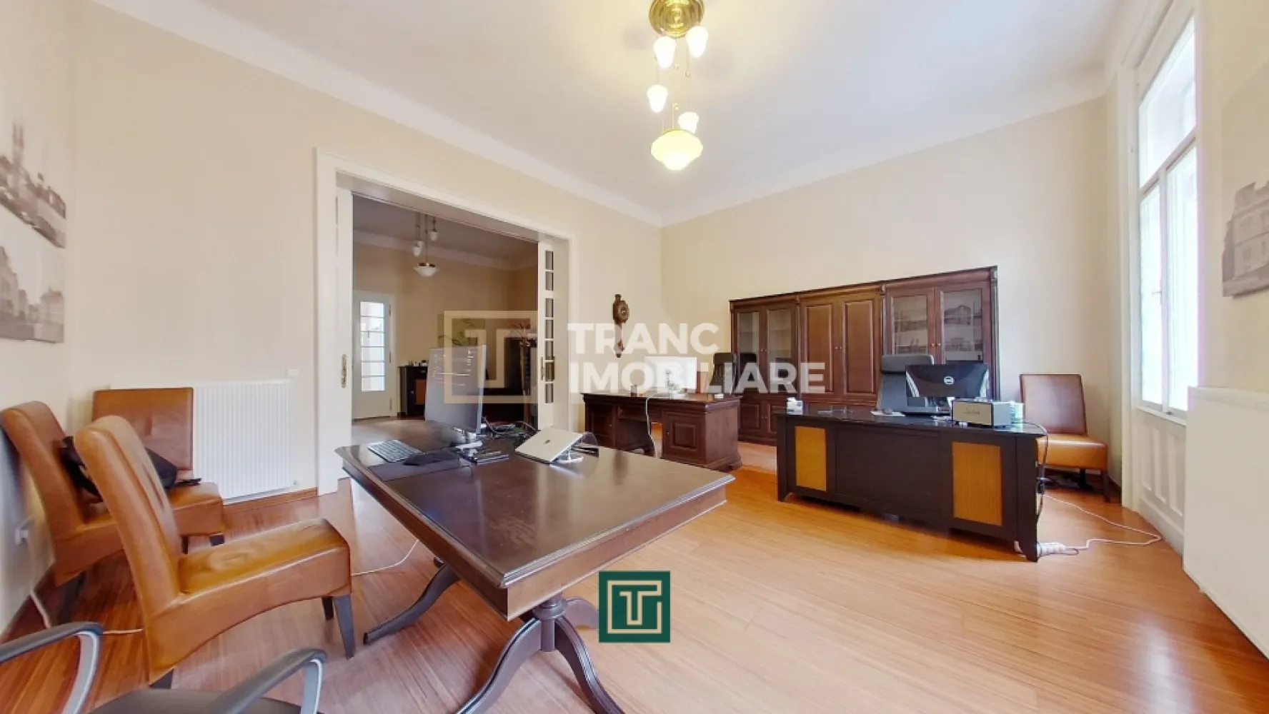 Apartament cu personalitate cu 2 camere cu terasă în centrul Aradului - Vă prezentăm spre vânzare un apartament elegant cu 2 camere, situat la etajul 1, într-o zonă centrală din Arad, într-o clădire cu farmec aparte, istorică, dar care nu este monument istoric. Este o proprietate rară, cu personalitate, într-o zonă unde nu se mai construiește, iar valoarea în timp nu poate decât să crească.

Acest apartament este pretabil atât pentru locuit, cât și pentru desfășurarea unei activități profesionale, fiind perfect pentru cei care își doresc un spațiu reprezentativ pentru cabinet, sediu de firmă, IT, consultanță, contabilitate, avocatură, notariat, telesales sau alte domenii care nu implică trafic intens. Mai mult decât atât, proprietatea a fost închiriată în trecut ca birou de IT, iar în prezent reprezintă o investiție excelentă, deoarece se poate continua închirierea, firma de IT fiind chiriaș stabil de aproximativ 4 ani.

Apartamentul are o suprafață construită de 131 mp, cu o suprafață utilă de 75 mp, și este renovat în stil modern, cu mult bun gust și atenție la detalii, păstrând în același timp atmosfera clădirilor de altădată, combinată perfect cu confortul actual. Dispune de centrală termică pe gaz, o bucătărie luminoasă cu loc de luat masa, o baie cu duș, dar și o terasă spațioasă, ideală pentru momente de relaxare sau pauze în timpul programului.

Accesul se face de pe terasă într-un hol, unde în stânga se află bucătăria, în dreapta baia, iar înainte se intră în prima cameră. Din prima cameră se face trecerea în a doua cameră, iar din aceasta se iese pe balcon, cu vedere către Colegiul Tehnologic de Industrie Alimentară. Un detaliu care se simte imediat este înălțimea impresionantă a camerelor, de până la 4 metri, care oferă confort sporit și o senzație de spațiu și eleganță.

În plus, proprietatea beneficiază de pivniță și spațiu de depozitare în pod, iar parcarea se poate face la stradă, existând inclusiv locuri de parcare disponibile în fața clădirii. Locația este excelentă, cu acces rapid către Strada Ștefan Cicio Pop și Strada Lucian Blaga, iar zona oferă toate facilitățile necesare, fiind în același timp liniștită și foarte bine conectată.

Dacă îți dorești un apartament ultracentral, cu atmosferă aparte, potrivit atât pentru locuit, cât și pentru business, dar și cu potențial de investiție prin continuarea unei chirii stabile, te invit să îl vezi.

Pentru mai multe detalii și programarea unei vizionări, nu ezita să mă contactezi.