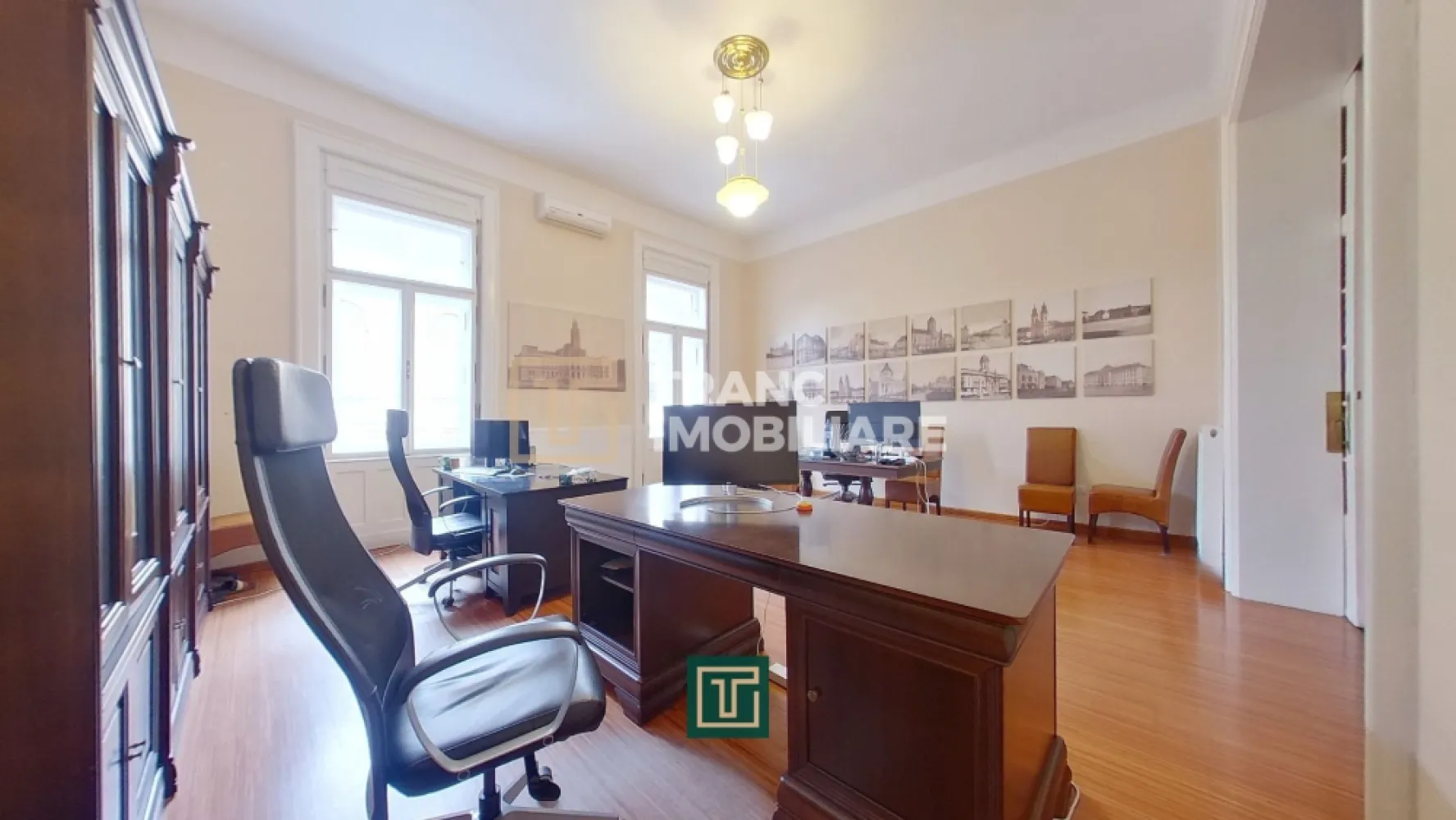 Apartament cu personalitate cu 2 camere cu terasă în centrul Aradului - Vă prezentăm spre vânzare un apartament elegant cu 2 camere, situat la etajul 1, într-o zonă centrală din Arad, într-o clădire cu farmec aparte, istorică, dar care nu este monument istoric. Este o proprietate rară, cu personalitate, într-o zonă unde nu se mai construiește, iar valoarea în timp nu poate decât să crească.

Acest apartament este pretabil atât pentru locuit, cât și pentru desfășurarea unei activități profesionale, fiind perfect pentru cei care își doresc un spațiu reprezentativ pentru cabinet, sediu de firmă, IT, consultanță, contabilitate, avocatură, notariat, telesales sau alte domenii care nu implică trafic intens. Mai mult decât atât, proprietatea a fost închiriată în trecut ca birou de IT, iar în prezent reprezintă o investiție excelentă, deoarece se poate continua închirierea, firma de IT fiind chiriaș stabil de aproximativ 4 ani.

Apartamentul are o suprafață construită de 131 mp, cu o suprafață utilă de 75 mp, și este renovat în stil modern, cu mult bun gust și atenție la detalii, păstrând în același timp atmosfera clădirilor de altădată, combinată perfect cu confortul actual. Dispune de centrală termică pe gaz, o bucătărie luminoasă cu loc de luat masa, o baie cu duș, dar și o terasă spațioasă, ideală pentru momente de relaxare sau pauze în timpul programului.

Accesul se face de pe terasă într-un hol, unde în stânga se află bucătăria, în dreapta baia, iar înainte se intră în prima cameră. Din prima cameră se face trecerea în a doua cameră, iar din aceasta se iese pe balcon, cu vedere către Colegiul Tehnologic de Industrie Alimentară. Un detaliu care se simte imediat este înălțimea impresionantă a camerelor, de până la 4 metri, care oferă confort sporit și o senzație de spațiu și eleganță.

În plus, proprietatea beneficiază de pivniță și spațiu de depozitare în pod, iar parcarea se poate face la stradă, existând inclusiv locuri de parcare disponibile în fața clădirii. Locația este excelentă, cu acces rapid către Strada Ștefan Cicio Pop și Strada Lucian Blaga, iar zona oferă toate facilitățile necesare, fiind în același timp liniștită și foarte bine conectată.

Dacă îți dorești un apartament ultracentral, cu atmosferă aparte, potrivit atât pentru locuit, cât și pentru business, dar și cu potențial de investiție prin continuarea unei chirii stabile, te invit să îl vezi.

Pentru mai multe detalii și programarea unei vizionări, nu ezita să mă contactezi.