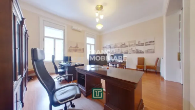 Apartament cu personalitate cu 2 camere cu terasă în centrul Aradului