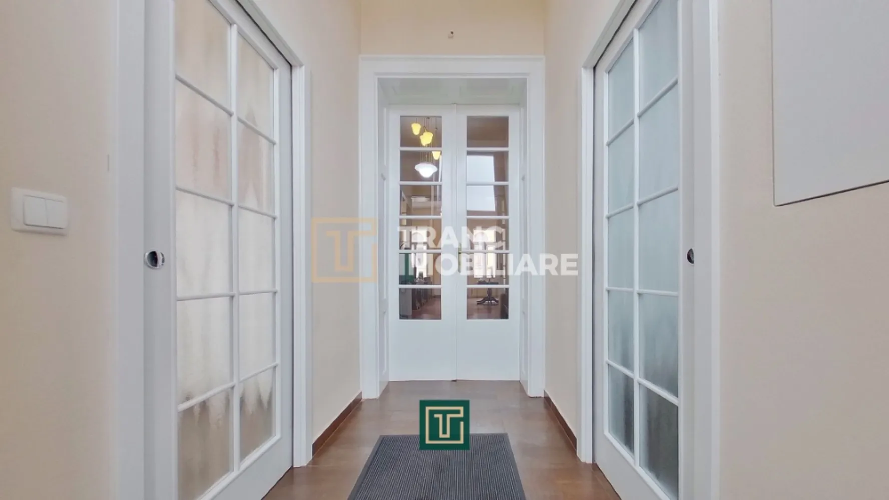 Apartament cu personalitate cu 2 camere cu terasă în centrul Aradului