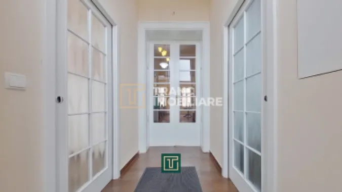 Apartament cu personalitate cu 2 camere cu terasă în centrul Aradului