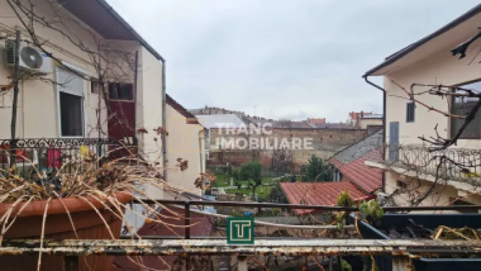 Apartament cu personalitate cu 2 camere cu terasă în centrul Aradului