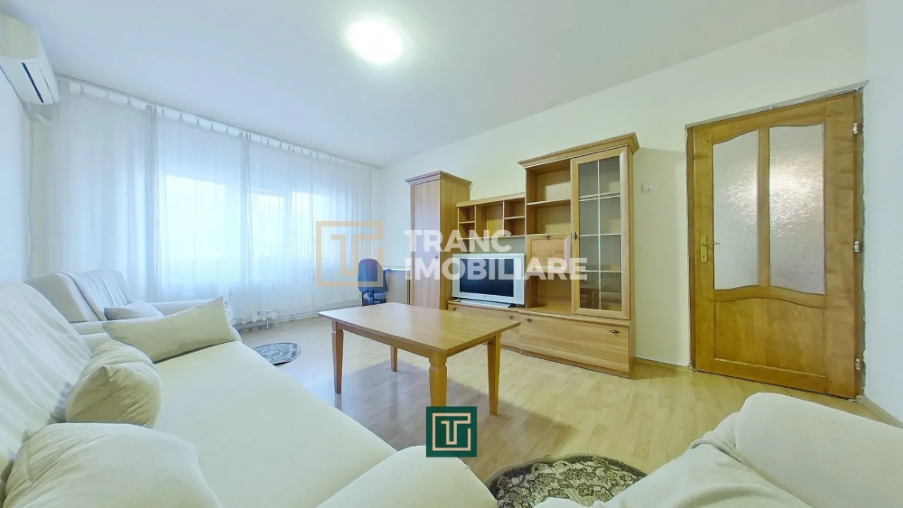 Apartament spatios cu 2 camere la et 2 la Podgoria - Dacă îți dorești o zonă bună, aproape de tot, dar să ai și liniște când ajungi acasă, apartamentul acesta e o alegere foarte inspirată. E în Podgoria, într-o poziție între blocuri, ferit de agitația bulevardului, iar Malul Mureșului e la aproximativ 100 m, perfect pentru plimbări, alergare sau relaxare după o zi plină.
Apartamentul este primitor si ingrijit și îți asigura acces in cel mai scurt timp in toate zonele din Arad, la un buget corect.

Este decomandat, situat la etajul 2 din 4, cu o suprafață utilă de 55 mp. Locuința este compartimentată practic și include o sufragerie, un dormitor, o baie și un hol, iar bucătăria este amenajată astfel încât să ai și loc de luat masa. În plus, balconul este închis și amenajat ca bucătărie, oferind spațiu suplimentar și o organizare mai eficientă. Apartamentul beneficiază de centrală termică pe gaz, ceea ce îți permite să îți controlezi ușor costurile, are aer condiționat pentru confort în sezonul cald, internet prin fibră optică și interfon. 

Alege sa te muti intr-un apartament pozitionat extraordinar, contacteaza-ne si hai sa programam o vizionare