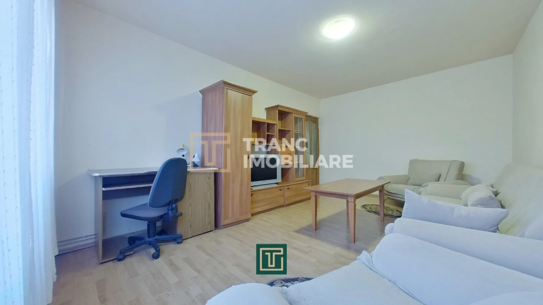 Apartament spatios cu 2 camere la et 2 la Podgoria - Dacă îți dorești o zonă bună, aproape de tot, dar să ai și liniște când ajungi acasă, apartamentul acesta e o alegere foarte inspirată. E în Podgoria, într-o poziție între blocuri, ferit de agitația bulevardului, iar Malul Mureșului e la aproximativ 100 m, perfect pentru plimbări, alergare sau relaxare după o zi plină.
Apartamentul este primitor si ingrijit și îți asigura acces in cel mai scurt timp in toate zonele din Arad, la un buget corect.

Este decomandat, situat la etajul 2 din 4, cu o suprafață utilă de 55 mp. Locuința este compartimentată practic și include o sufragerie, un dormitor, o baie și un hol, iar bucătăria este amenajată astfel încât să ai și loc de luat masa. În plus, balconul este închis și amenajat ca bucătărie, oferind spațiu suplimentar și o organizare mai eficientă. Apartamentul beneficiază de centrală termică pe gaz, ceea ce îți permite să îți controlezi ușor costurile, are aer condiționat pentru confort în sezonul cald, internet prin fibră optică și interfon. 

Alege sa te muti intr-un apartament pozitionat extraordinar, contacteaza-ne si hai sa programam o vizionare
