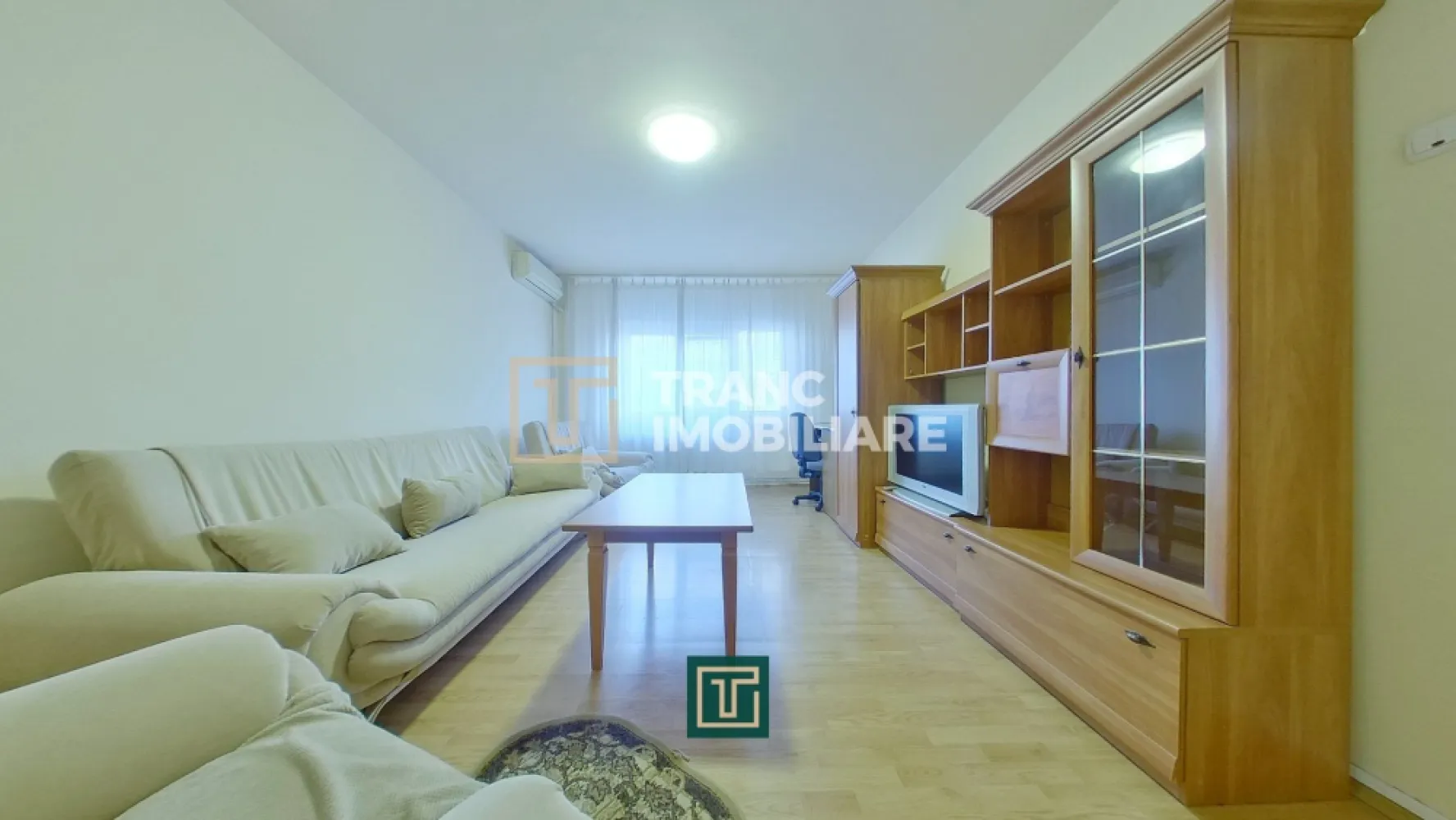 Apartament spatios cu 2 camere la et 2 la Podgoria - Dacă îți dorești o zonă bună, aproape de tot, dar să ai și liniște când ajungi acasă, apartamentul acesta e o alegere foarte inspirată. E în Podgoria, într-o poziție între blocuri, ferit de agitația bulevardului, iar Malul Mureșului e la aproximativ 100 m, perfect pentru plimbări, alergare sau relaxare după o zi plină.
Apartamentul este primitor si ingrijit și îți asigura acces in cel mai scurt timp in toate zonele din Arad, la un buget corect.

Este decomandat, situat la etajul 2 din 4, cu o suprafață utilă de 55 mp. Locuința este compartimentată practic și include o sufragerie, un dormitor, o baie și un hol, iar bucătăria este amenajată astfel încât să ai și loc de luat masa. În plus, balconul este închis și amenajat ca bucătărie, oferind spațiu suplimentar și o organizare mai eficientă. Apartamentul beneficiază de centrală termică pe gaz, ceea ce îți permite să îți controlezi ușor costurile, are aer condiționat pentru confort în sezonul cald, internet prin fibră optică și interfon. 

Alege sa te muti intr-un apartament pozitionat extraordinar, contacteaza-ne si hai sa programam o vizionare