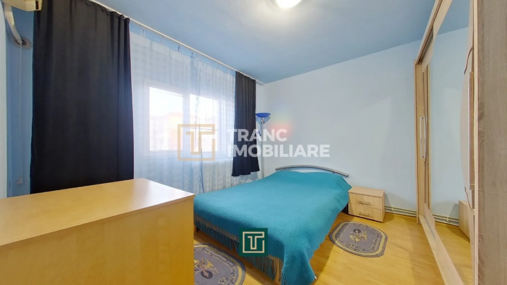 Apartament spatios cu 2 camere la et 2 la Podgoria - Dacă îți dorești o zonă bună, aproape de tot, dar să ai și liniște când ajungi acasă, apartamentul acesta e o alegere foarte inspirată. E în Podgoria, într-o poziție între blocuri, ferit de agitația bulevardului, iar Malul Mureșului e la aproximativ 100 m, perfect pentru plimbări, alergare sau relaxare după o zi plină.
Apartamentul este primitor si ingrijit și îți asigura acces in cel mai scurt timp in toate zonele din Arad, la un buget corect.

Este decomandat, situat la etajul 2 din 4, cu o suprafață utilă de 55 mp. Locuința este compartimentată practic și include o sufragerie, un dormitor, o baie și un hol, iar bucătăria este amenajată astfel încât să ai și loc de luat masa. În plus, balconul este închis și amenajat ca bucătărie, oferind spațiu suplimentar și o organizare mai eficientă. Apartamentul beneficiază de centrală termică pe gaz, ceea ce îți permite să îți controlezi ușor costurile, are aer condiționat pentru confort în sezonul cald, internet prin fibră optică și interfon. 

Alege sa te muti intr-un apartament pozitionat extraordinar, contacteaza-ne si hai sa programam o vizionare