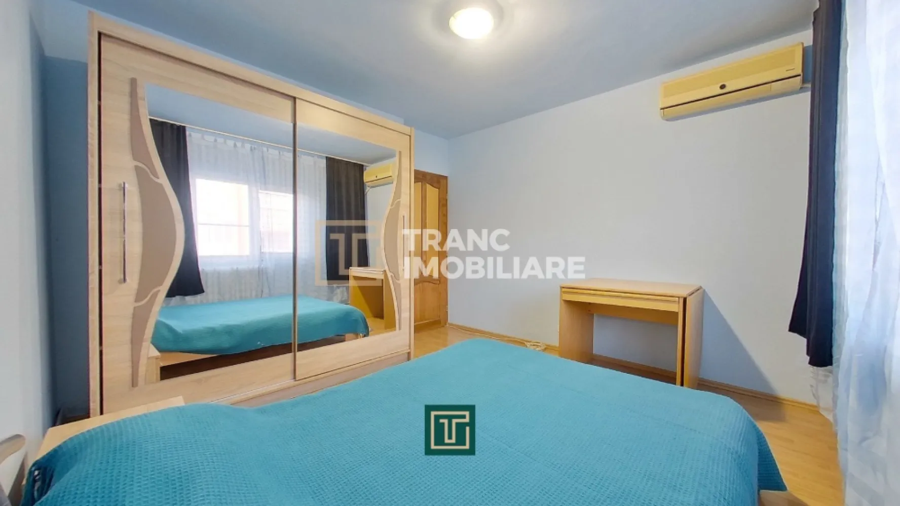 Apartament spatios cu 2 camere la et 2 la Podgoria - Dacă îți dorești o zonă bună, aproape de tot, dar să ai și liniște când ajungi acasă, apartamentul acesta e o alegere foarte inspirată. E în Podgoria, într-o poziție între blocuri, ferit de agitația bulevardului, iar Malul Mureșului e la aproximativ 100 m, perfect pentru plimbări, alergare sau relaxare după o zi plină.
Apartamentul este primitor si ingrijit și îți asigura acces in cel mai scurt timp in toate zonele din Arad, la un buget corect.

Este decomandat, situat la etajul 2 din 4, cu o suprafață utilă de 55 mp. Locuința este compartimentată practic și include o sufragerie, un dormitor, o baie și un hol, iar bucătăria este amenajată astfel încât să ai și loc de luat masa. În plus, balconul este închis și amenajat ca bucătărie, oferind spațiu suplimentar și o organizare mai eficientă. Apartamentul beneficiază de centrală termică pe gaz, ceea ce îți permite să îți controlezi ușor costurile, are aer condiționat pentru confort în sezonul cald, internet prin fibră optică și interfon. 

Alege sa te muti intr-un apartament pozitionat extraordinar, contacteaza-ne si hai sa programam o vizionare