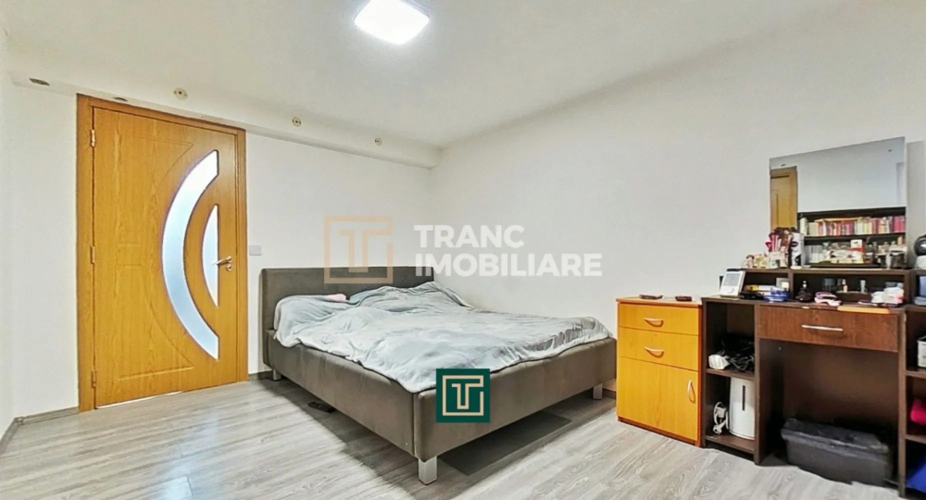 Casă primitoare cu 3 camere, teren generos și acces privat – Aradul Nou - Dacă îți dorești o locuință bine întreținută, situată într-o zonă liniștită, dar cu acces rapid către punctele importante ale orașului, această casă din Aradul Nou poate fi exact ce cauți.

Proprietatea este amplasată pe strada Posada, cu acces de pe o stradă privată, oferind intimitate și un plus de siguranță. Casa este construită pe un singur nivel și dispune de o suprafață utilă de 97 mp, cu o suprafață construită de 148 mp, fiind amplasată pe un teren generos de 760 mp.

Compartimentarea este practică și bine gândită: două dormitoare, un living luminos, bucătărie, două băi, dressing, beci, precum și o cameră de depozitare, ideale pentru o familie care își dorește spațiu și confort. Locuința este renovată, se vinde parțial mobilată și este pregătită pentru mutare.

Confortul termic este asigurat de centrala termică pe gaz, încălzire în pardoseală în bucătărie și calorifere metalice în restul casei, completate de două aparate de aer condiționat. Casa este construită din cărămidă cu văiugă, are acoperiș din țiglă ceramică, iar instalațiile electrice și sanitare sunt realizate pe cupru.

Zona este una excelentă, cu acces facil la biserică, magazine alimentare, parc și școală generală, fiind potrivită atât pentru locuire permanentă, cât și pentru o investiție sigură.

Pentru mai multe informații sau pentru a programa o vizionare, te invit să mă contactezi.